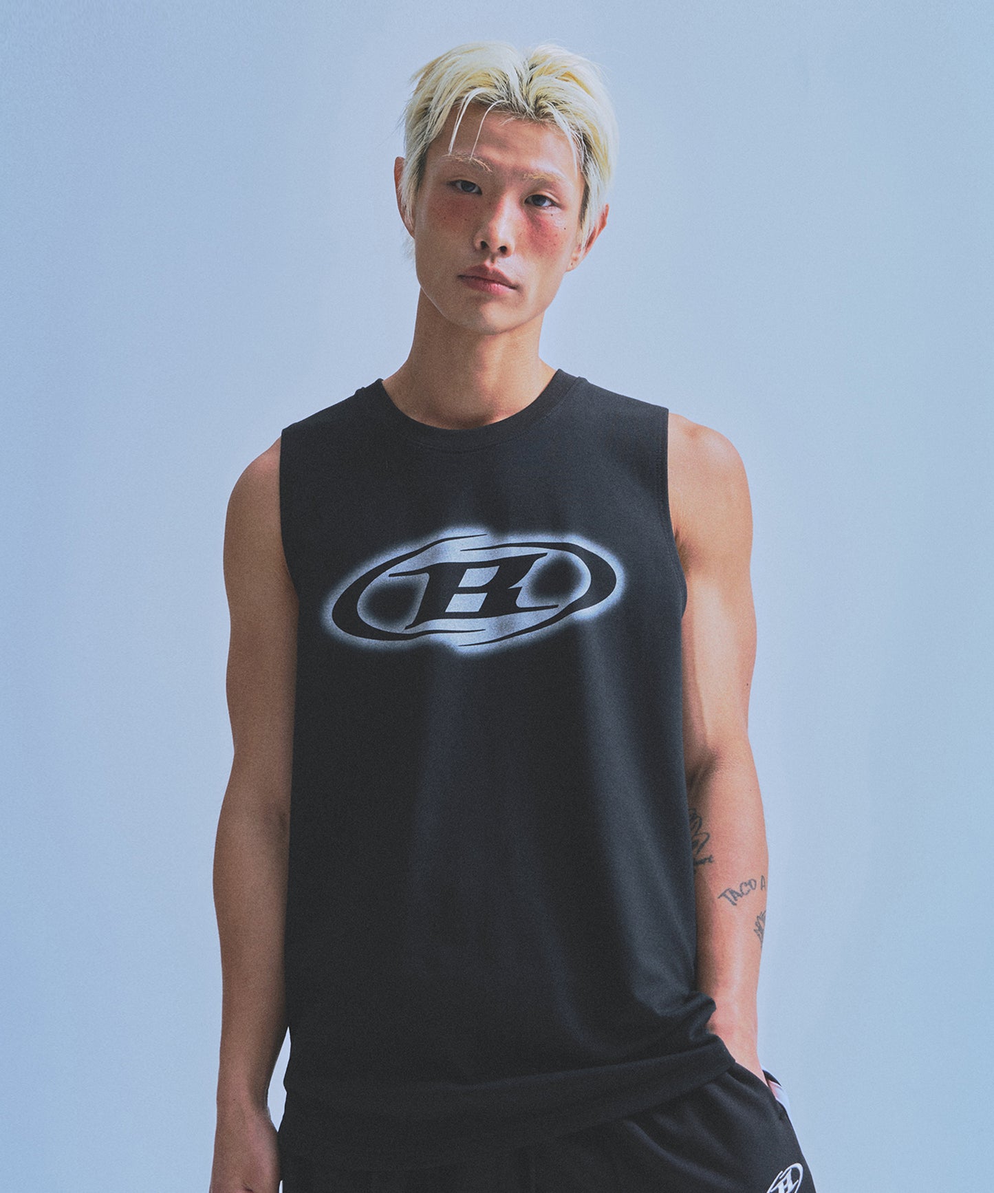BIG SYMBOL COMFORT FIT SLEEVELESS [BLACK]