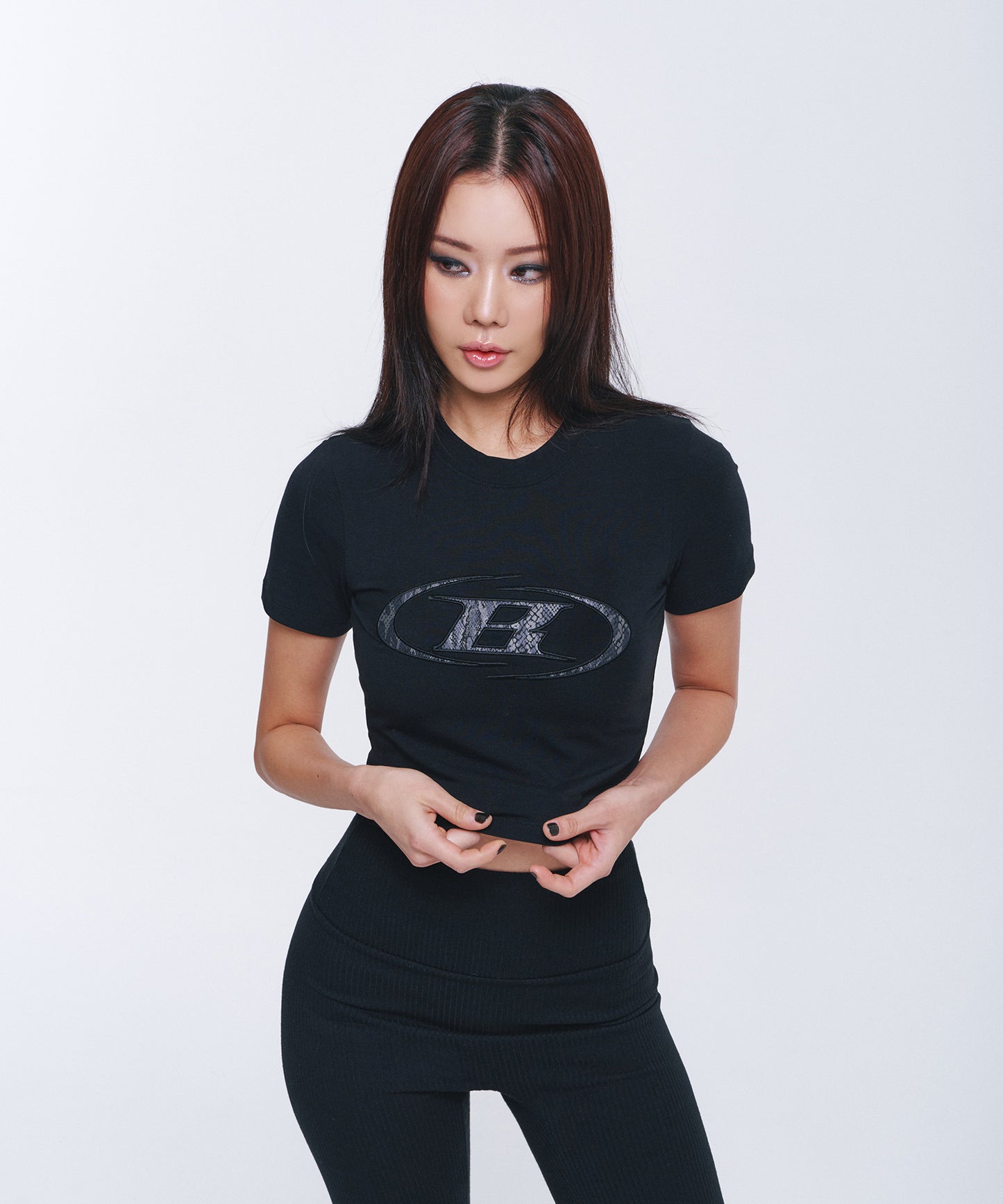 W SYMBOL B PYTHON CROP T-SHIRTS [BLACK]