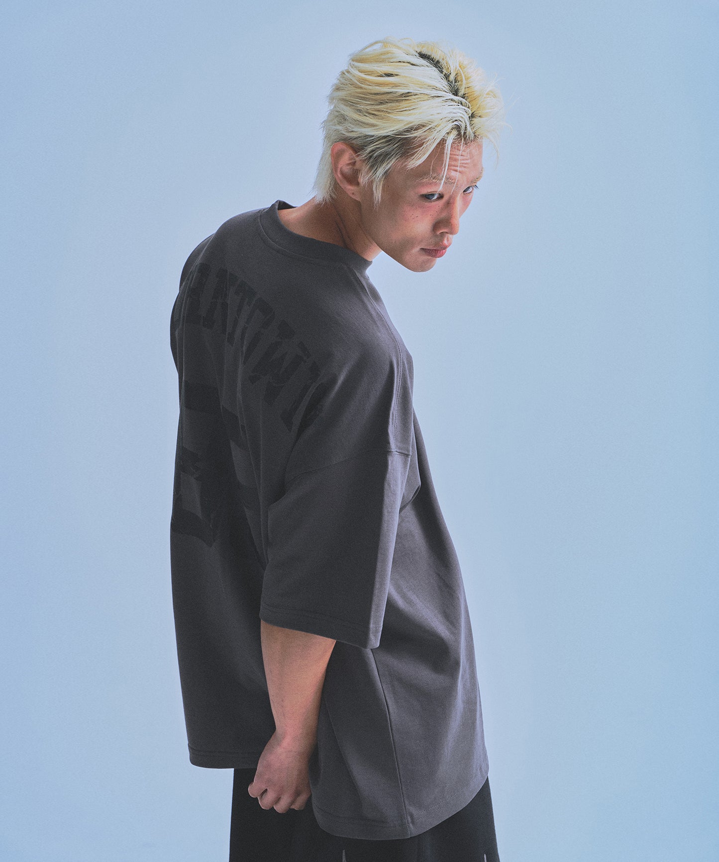 85 BACK LOGO EXTRA FIT T-SHIRTS [CHARCOAL]