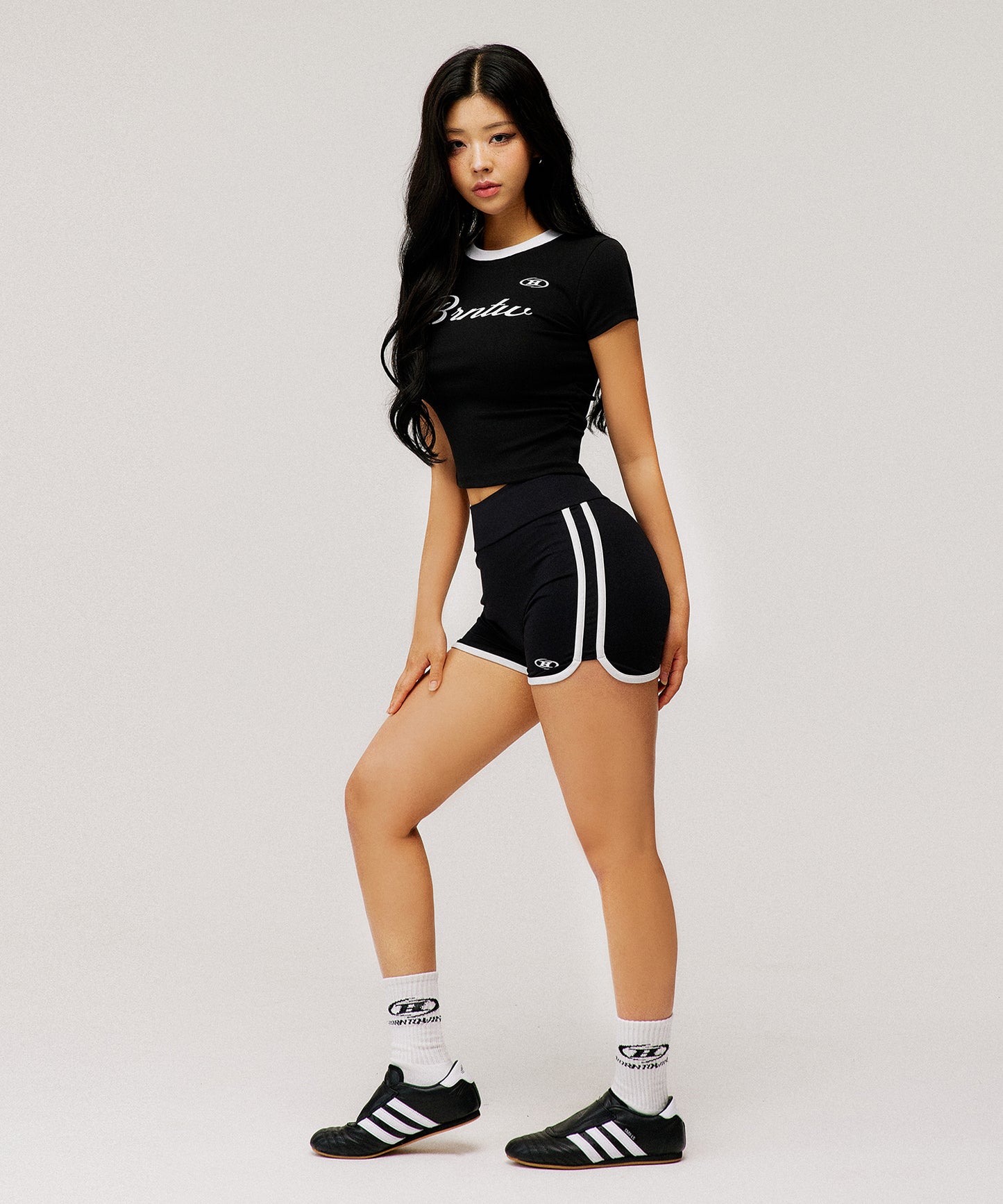 W SYMBOL B NYLON DOLPHIN SHORTS [BLACK]