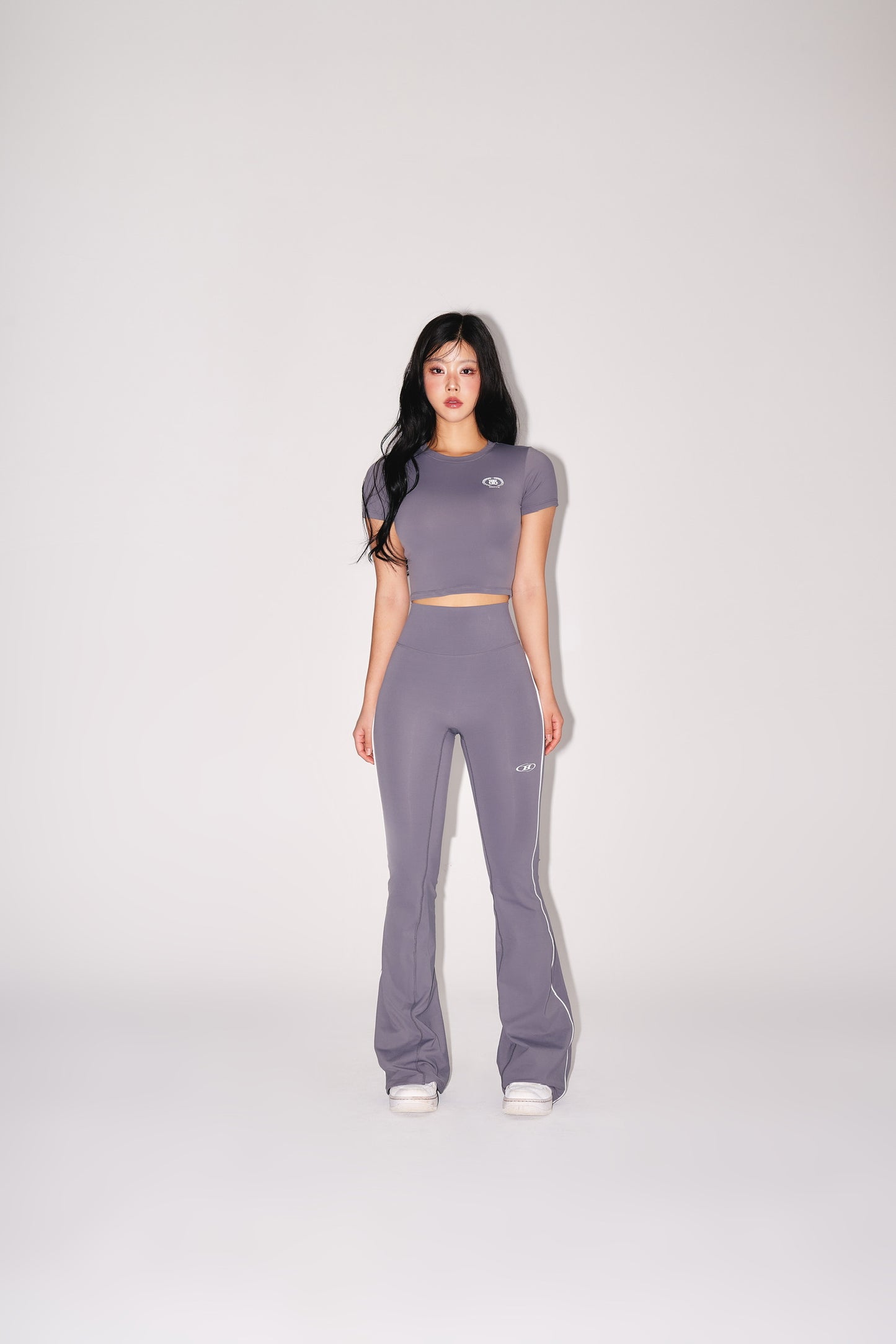 IN STOCK* W QUICK DRY EMBLEM SEMI CROP T-SHIRTS [CHARCOAL]