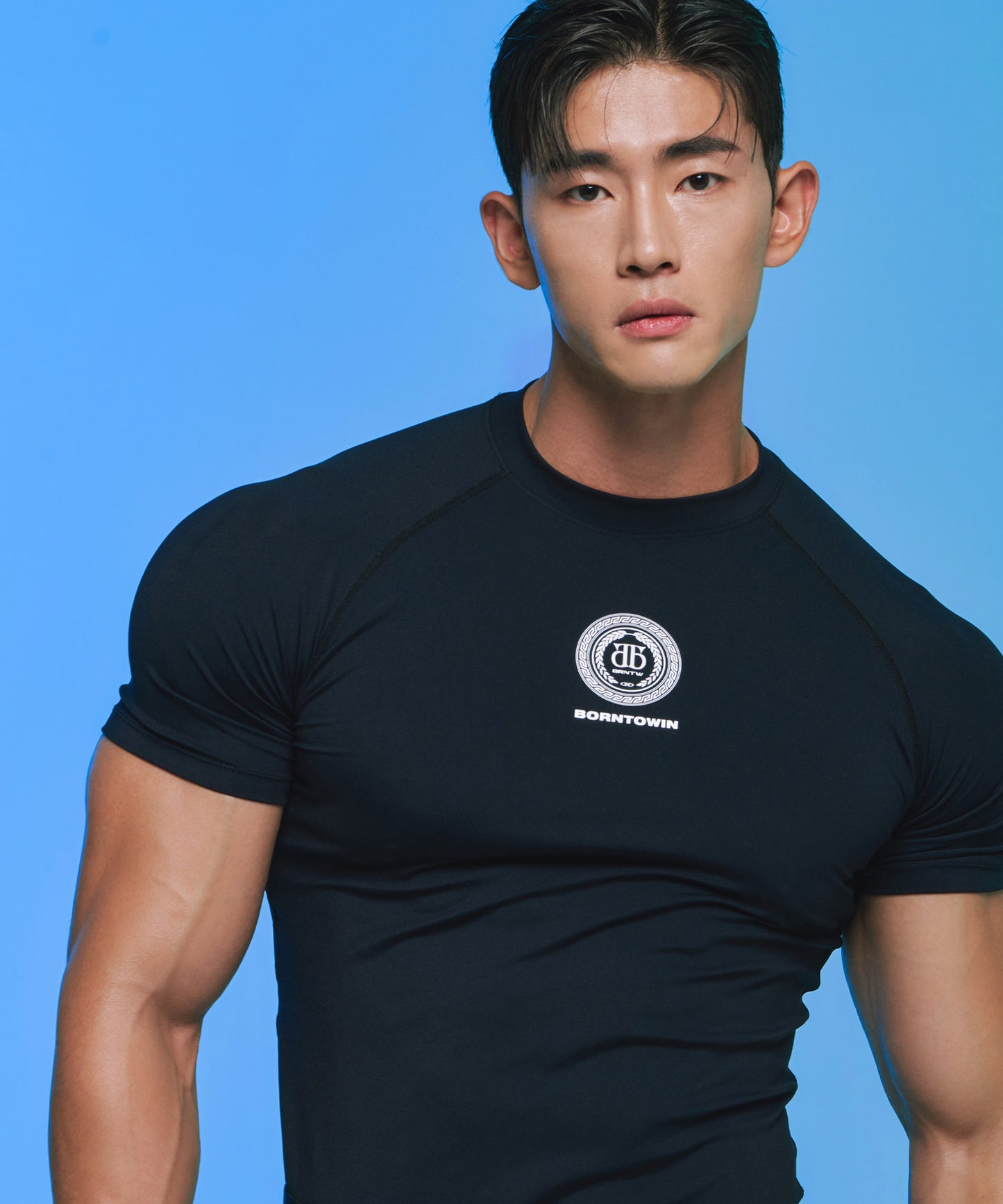 HERITAGE EMBLEM MUSCLE FIT T-SHIRTS [BLACK]