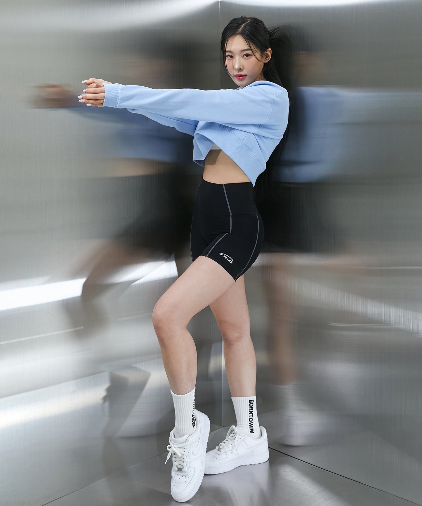 B PENDANT CROP SWEATSHIRTS [SKY BLUE]