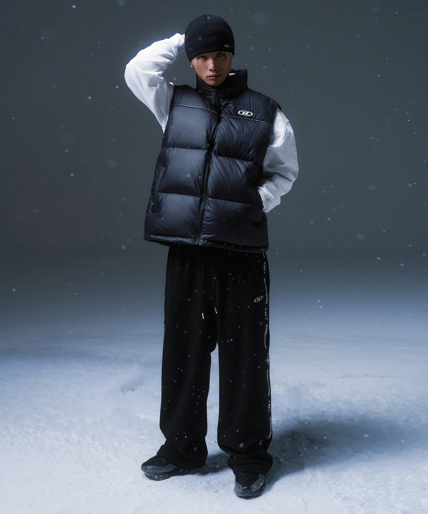 SYMBOL B PUFFER DOWN VEST [BLACK]