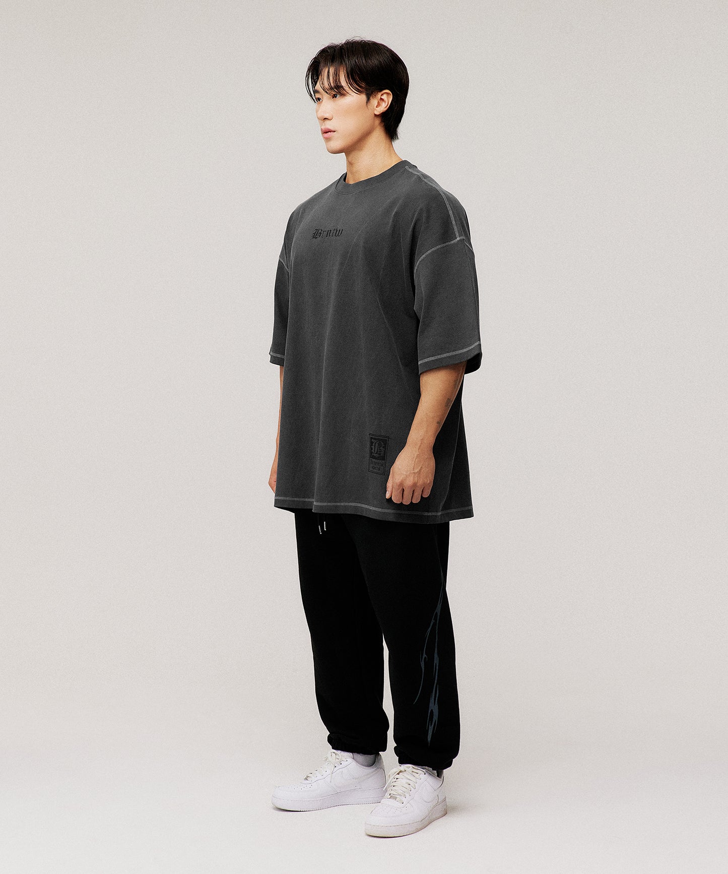 PIGMENT CRACK LETTER EXTRA FIT T-SHIRTS [BLACK]