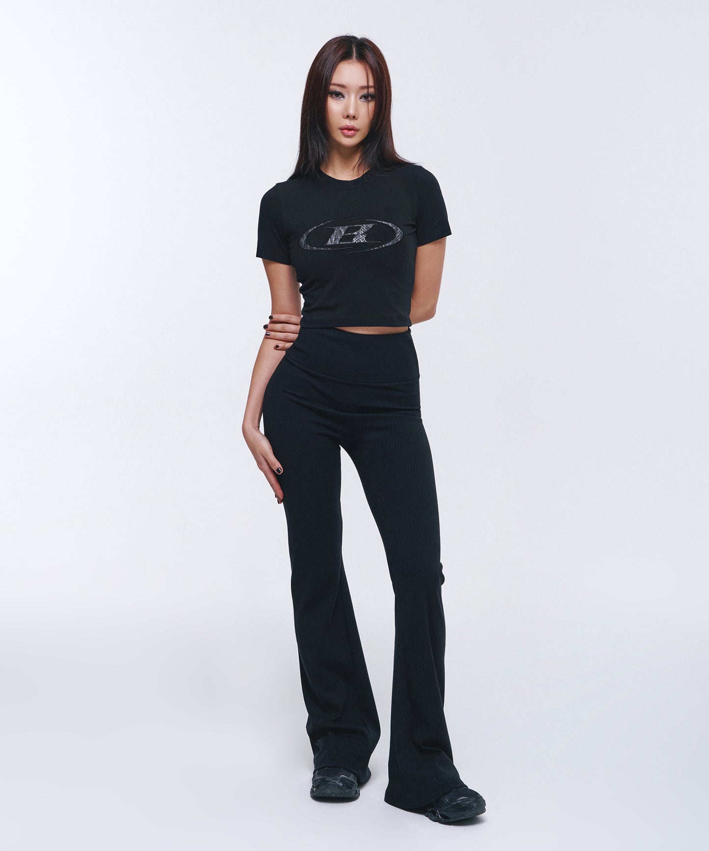 W SYMBOL B PYTHON CROP T-SHIRTS [BLACK]
