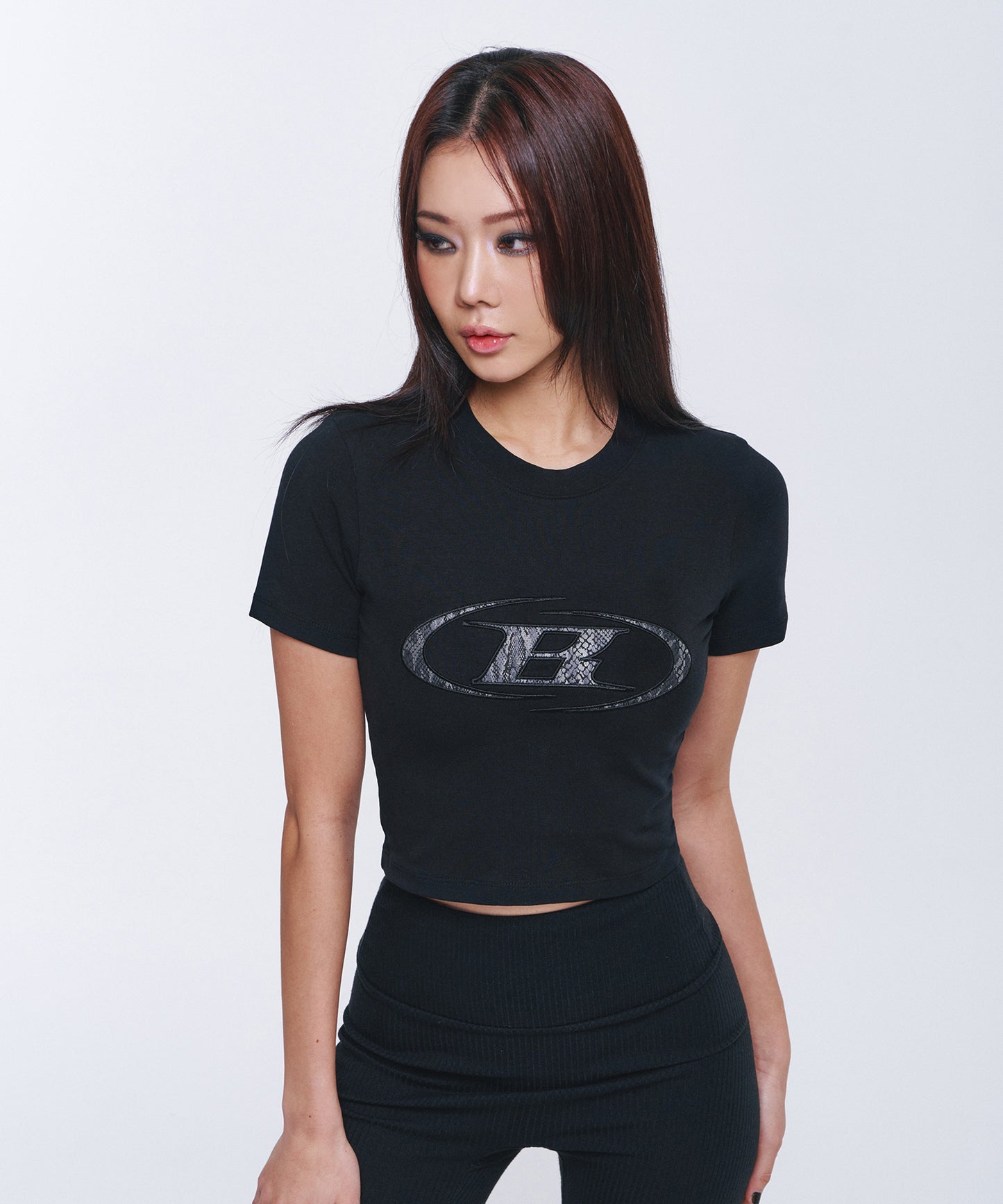 W SYMBOL B PYTHON CROP T-SHIRTS [BLACK]