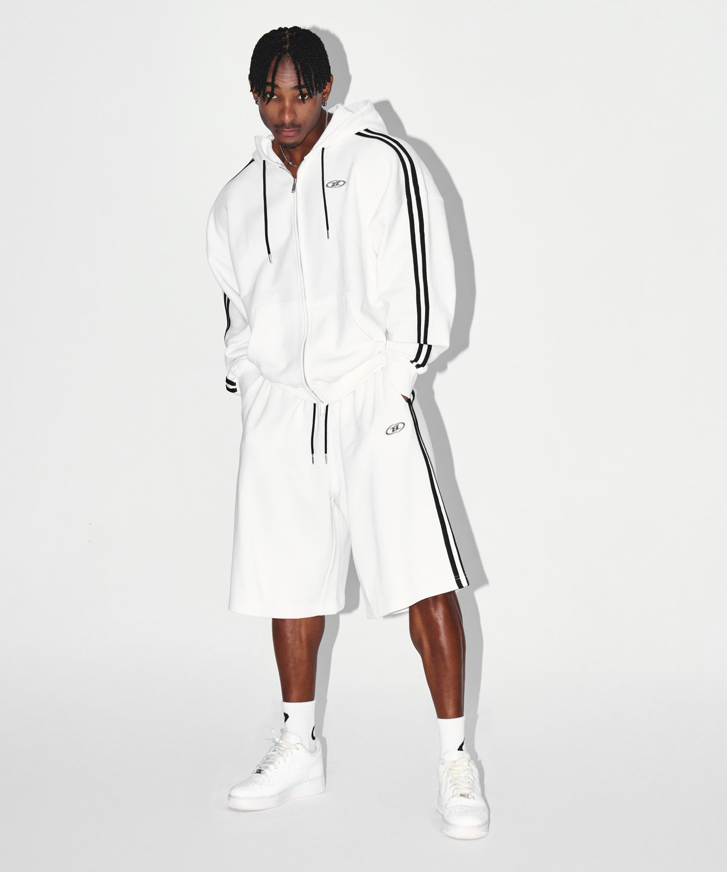 CHROME B TRACK LINE BERMUDA PANTS [WHITE]