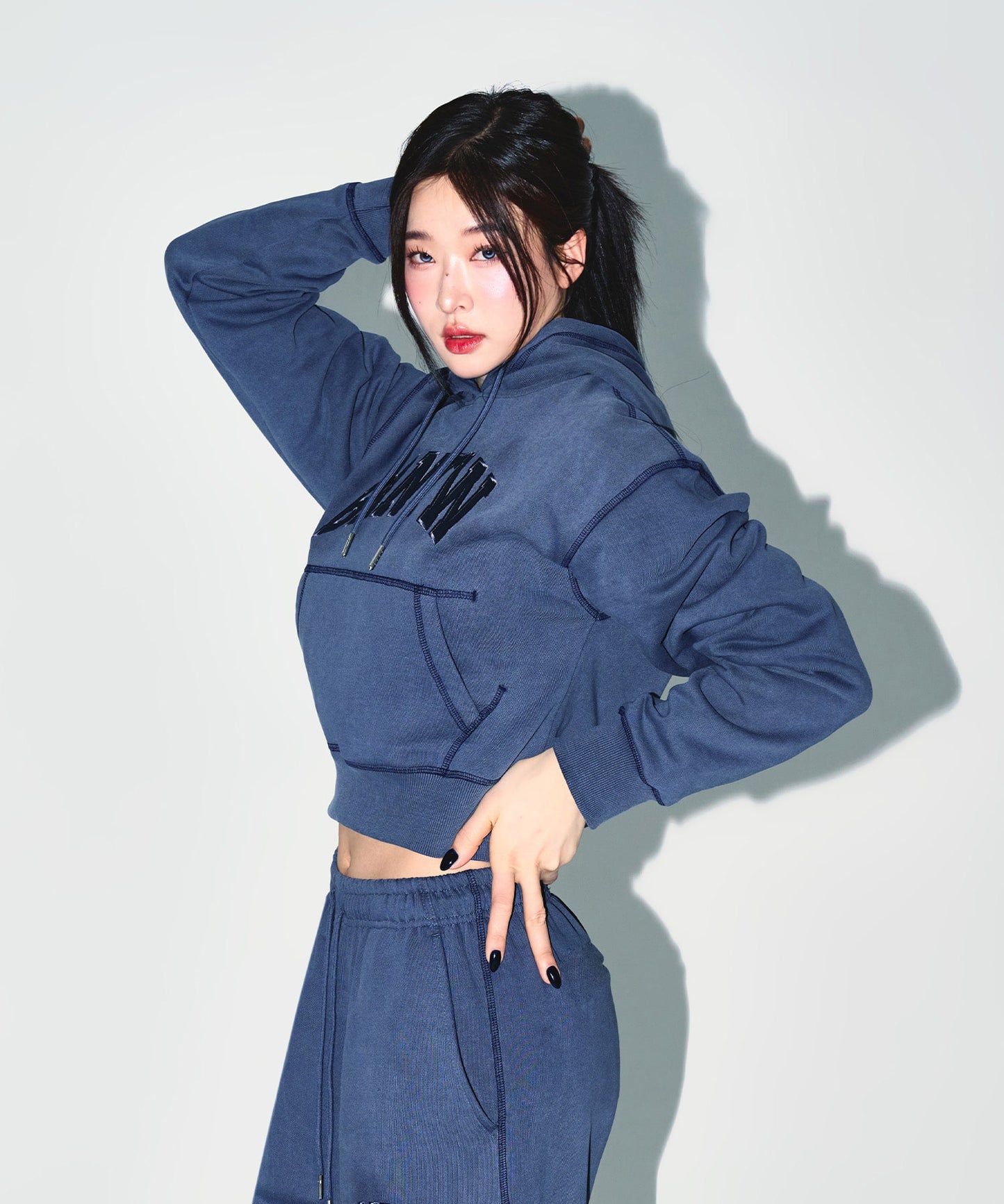 W PIGMENT DYEING CROP HOODIE [BLUE]