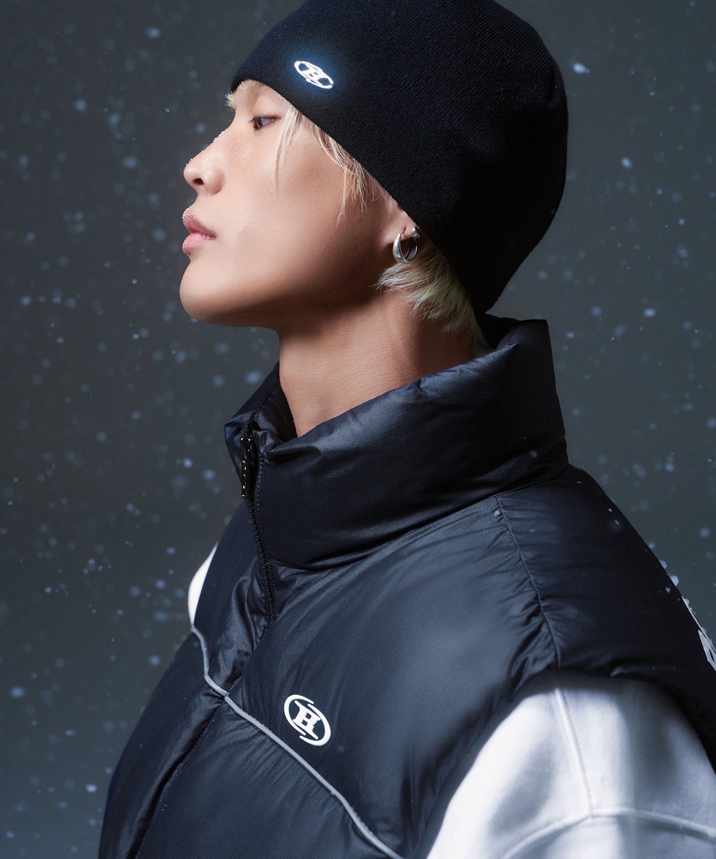 SYMBOL B PUFFER DOWN VEST [BLACK]