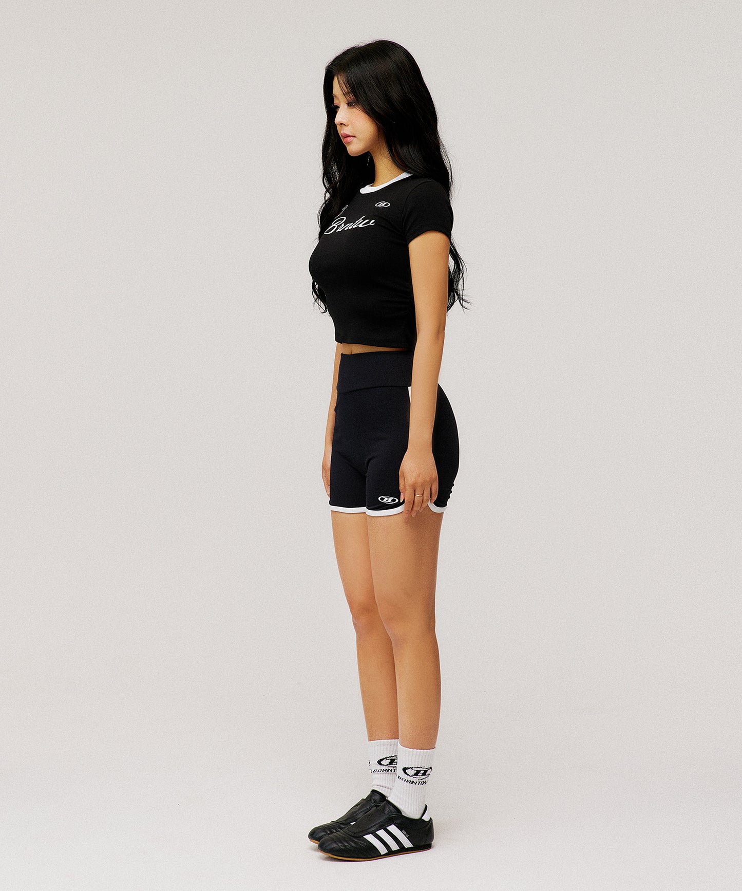 W SYMBOL B NYLON DOLPHIN SHORTS [BLACK]