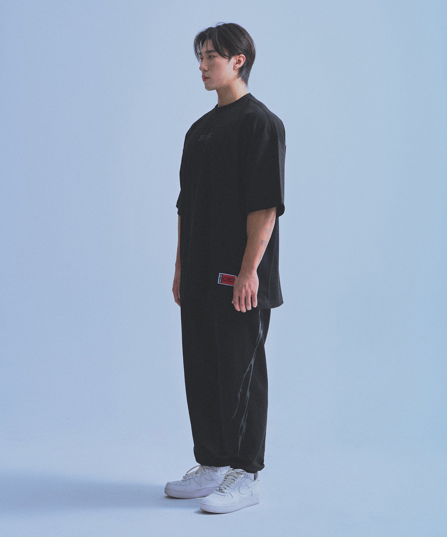 85 BACK LOGO EXTRA FIT T-SHIRTS [BLACK]