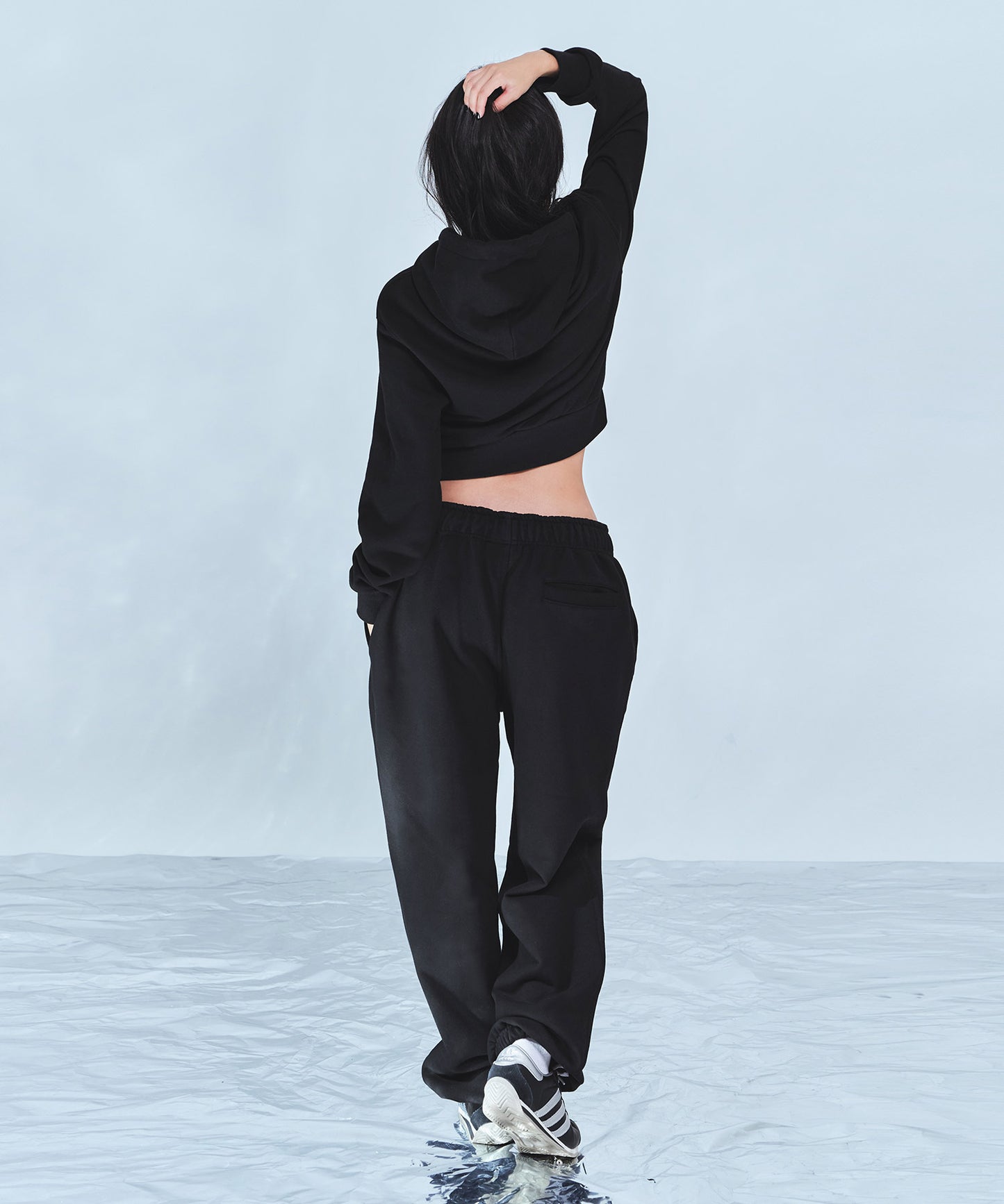 CHROME B CROP ZIP-UP HOODIE [BLACK]