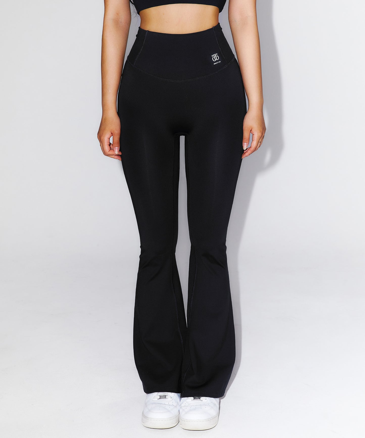 WINNER SYMBOL B BOOTS CUT LEGGINGS [BLACK]