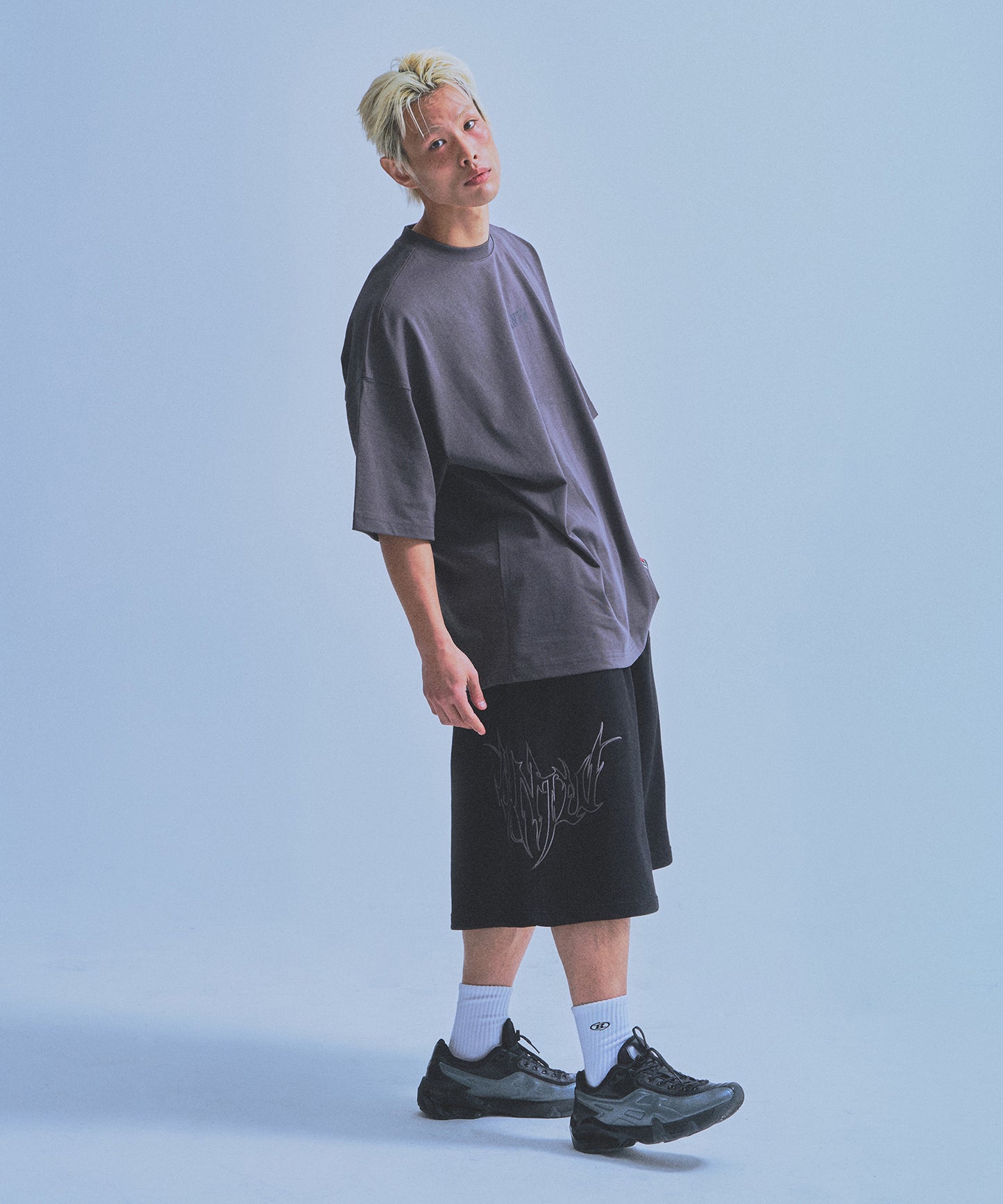 85 BACK LOGO EXTRA FIT T-SHIRTS [CHARCOAL]