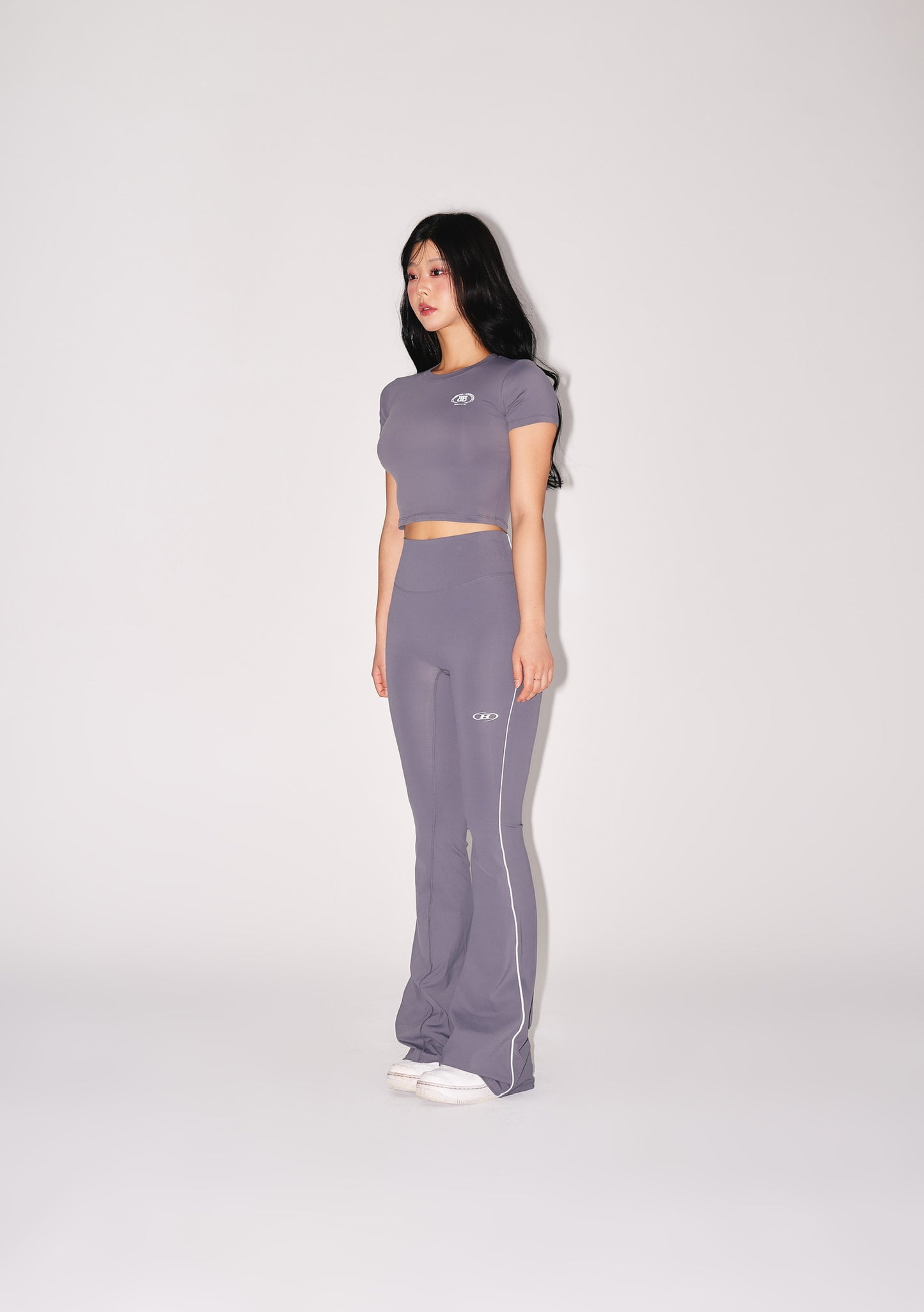 IN STOCK* W QUICK DRY EMBLEM SEMI CROP T-SHIRTS [CHARCOAL]