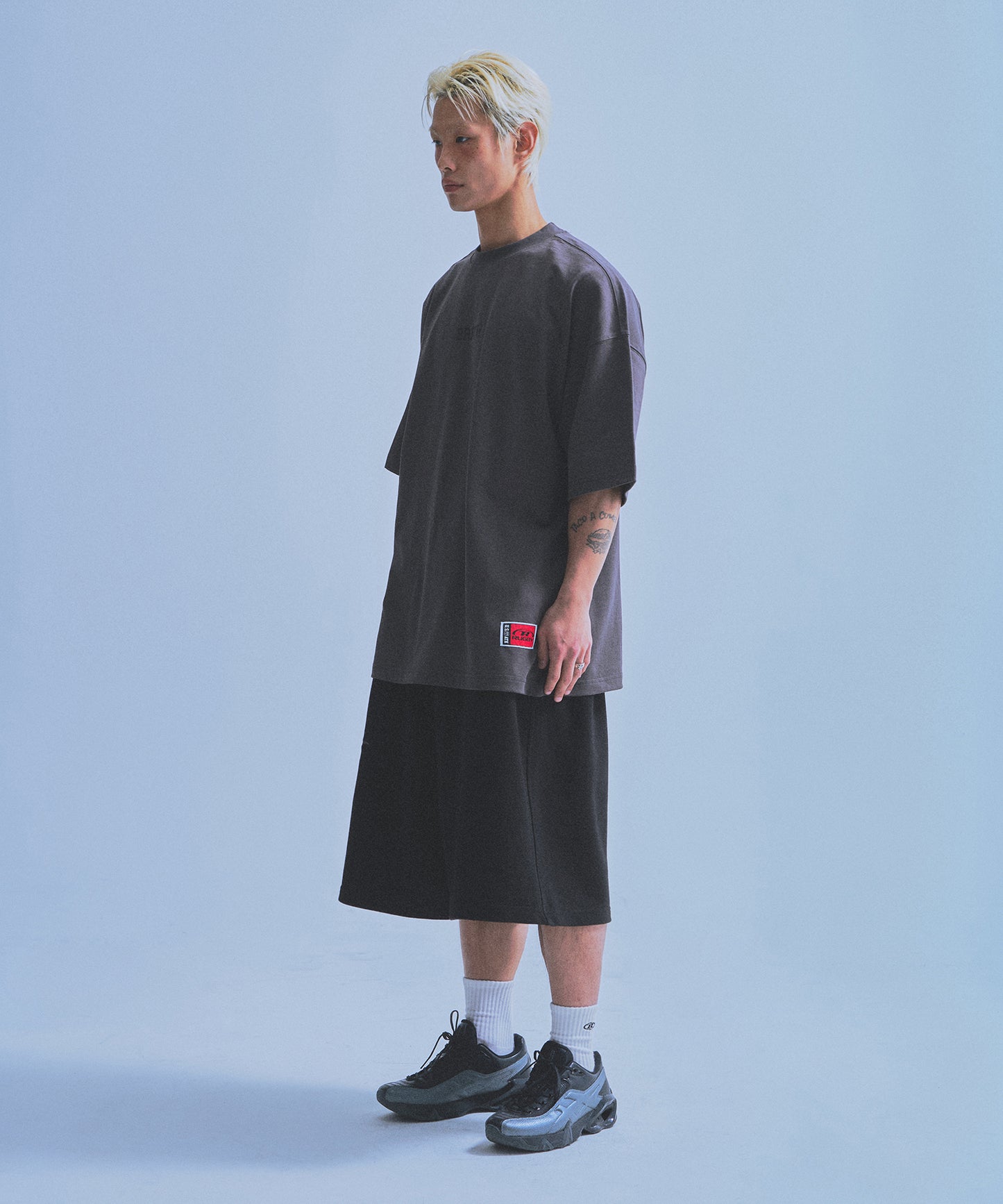 85 BACK LOGO EXTRA FIT T-SHIRTS [CHARCOAL]