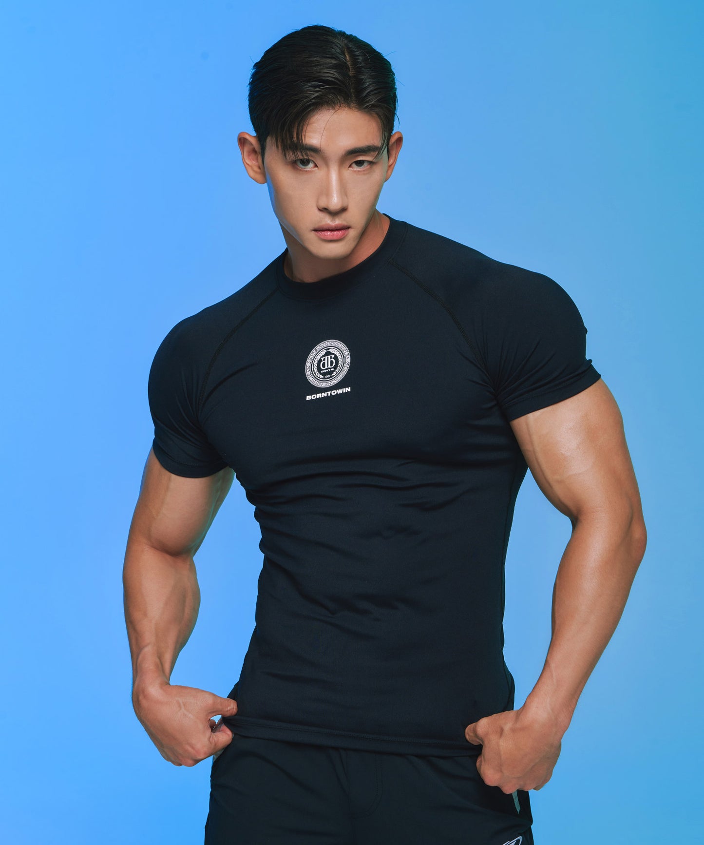 HERITAGE EMBLEM MUSCLE FIT T-SHIRTS [BLACK]