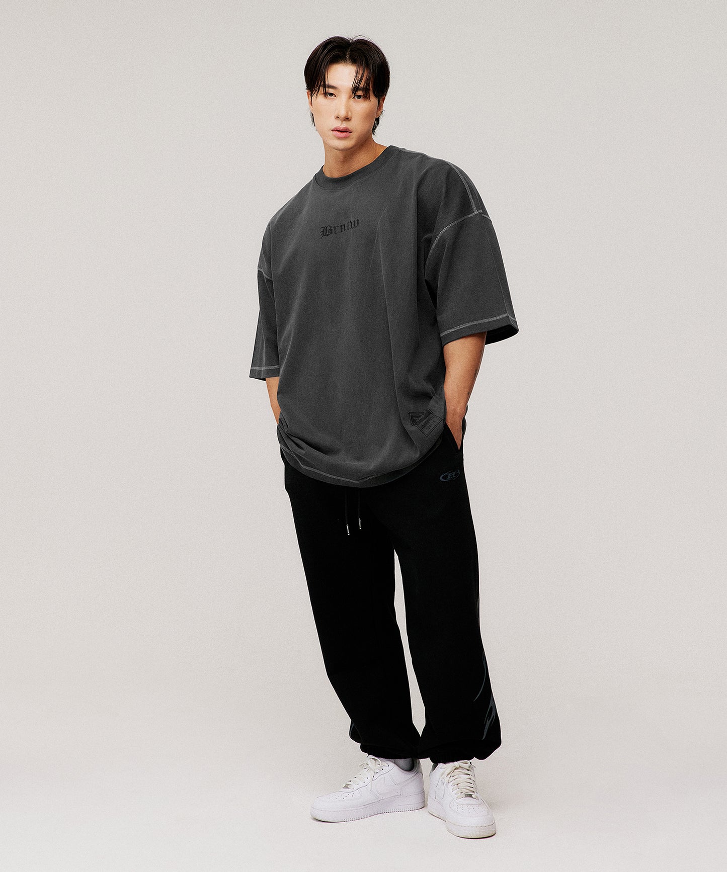 PIGMENT CRACK LETTER EXTRA FIT T-SHIRTS [BLACK]