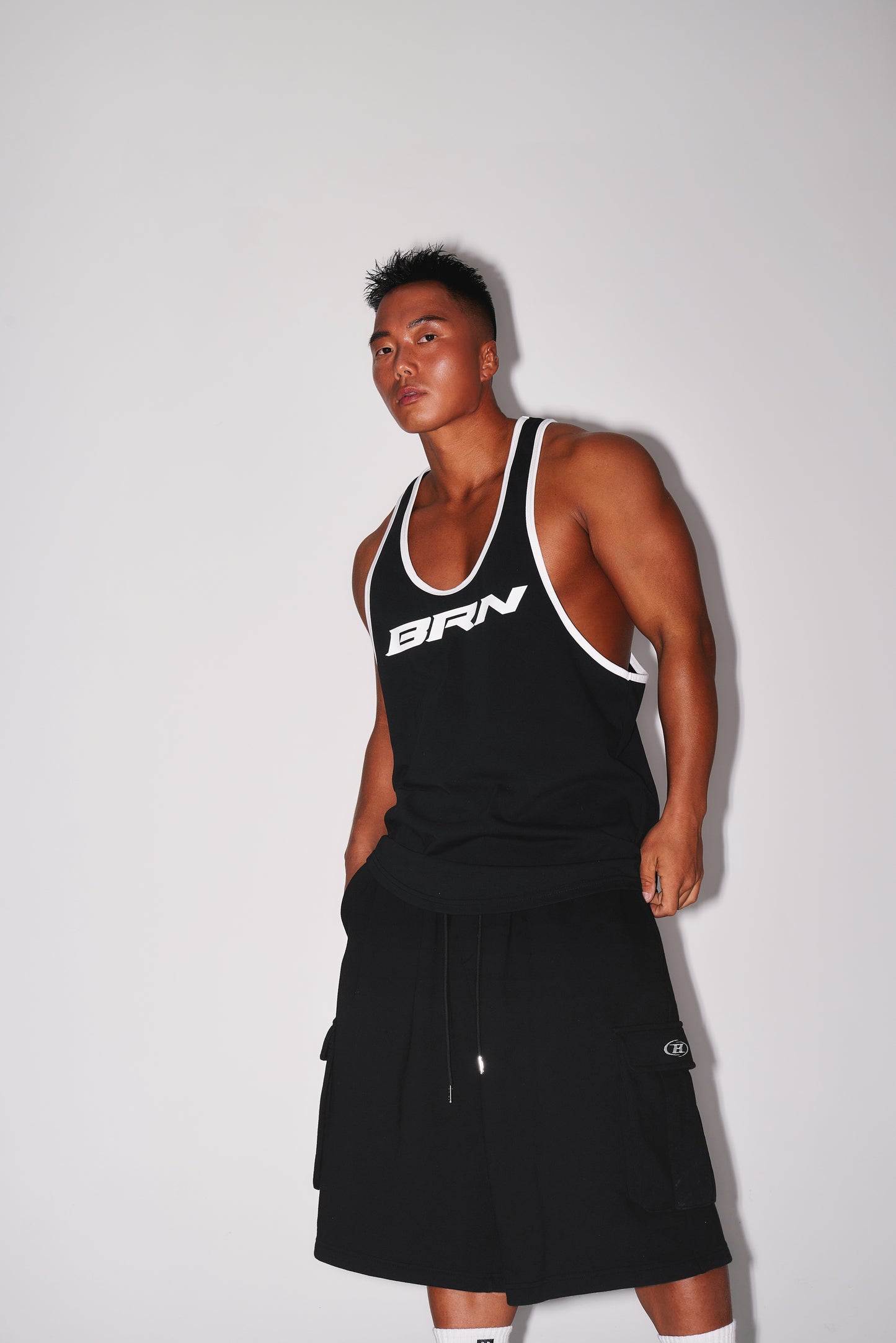 BRN NEW DEEP FIT SLEEVELESS [BLACK]
