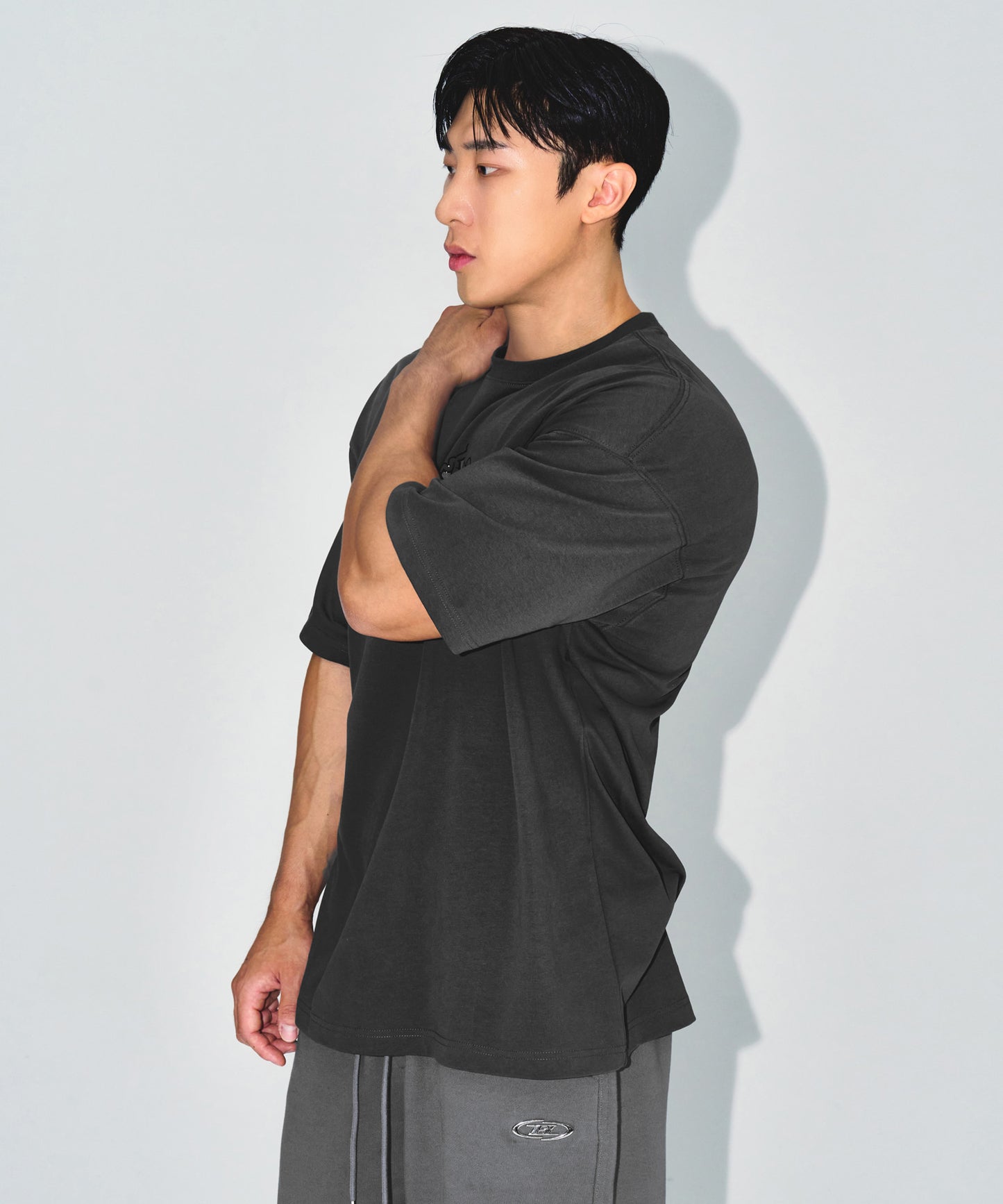 EMBLEM LOGO SEMI OVER FIT T-SHIRTS [CHARCOAL]