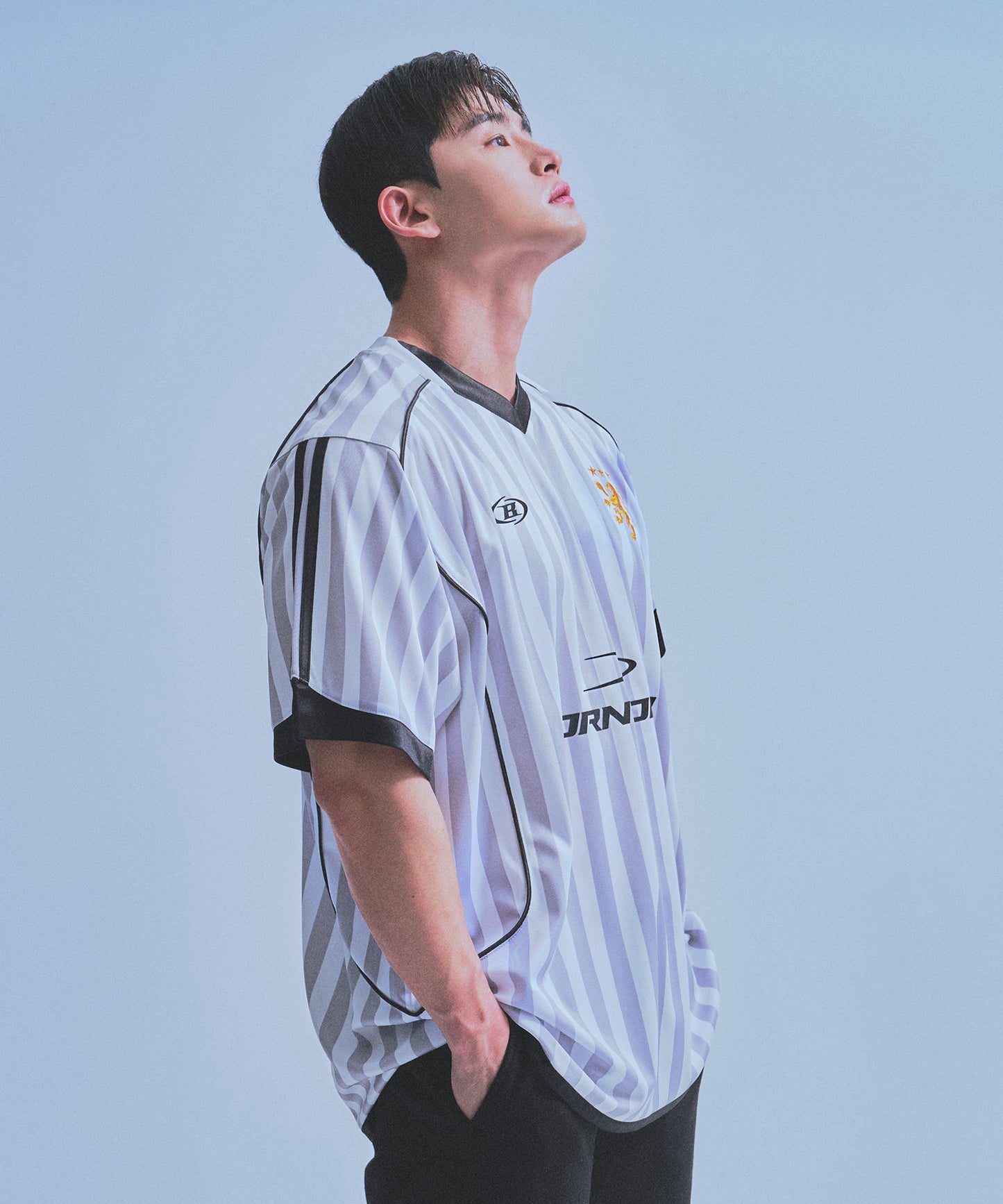 SYMBOL B SOCCER STRIPE JERSEY [WHITE]