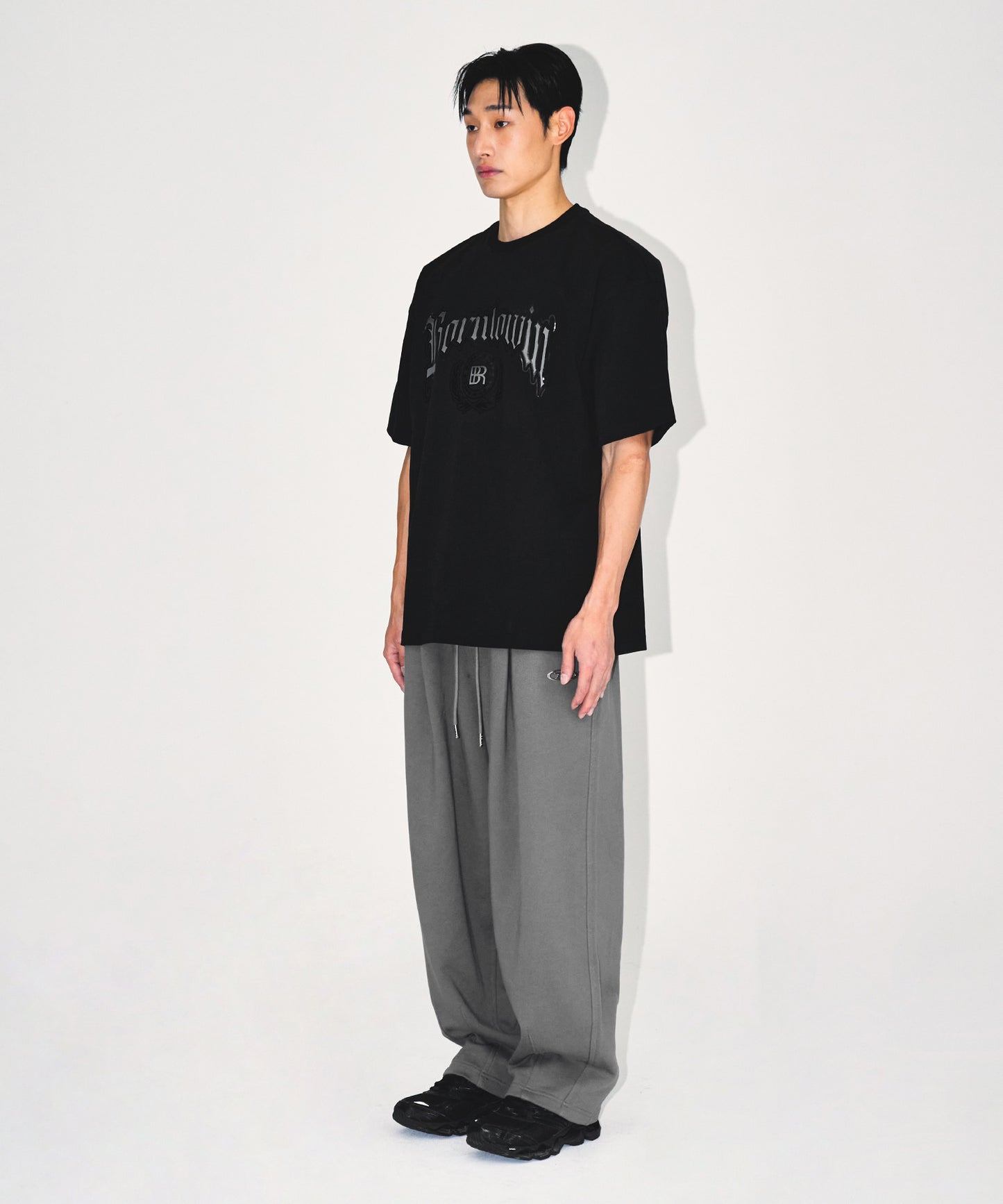 EMBLEM LOGO SEMI OVER FIT T-SHIRTS [BLACK]