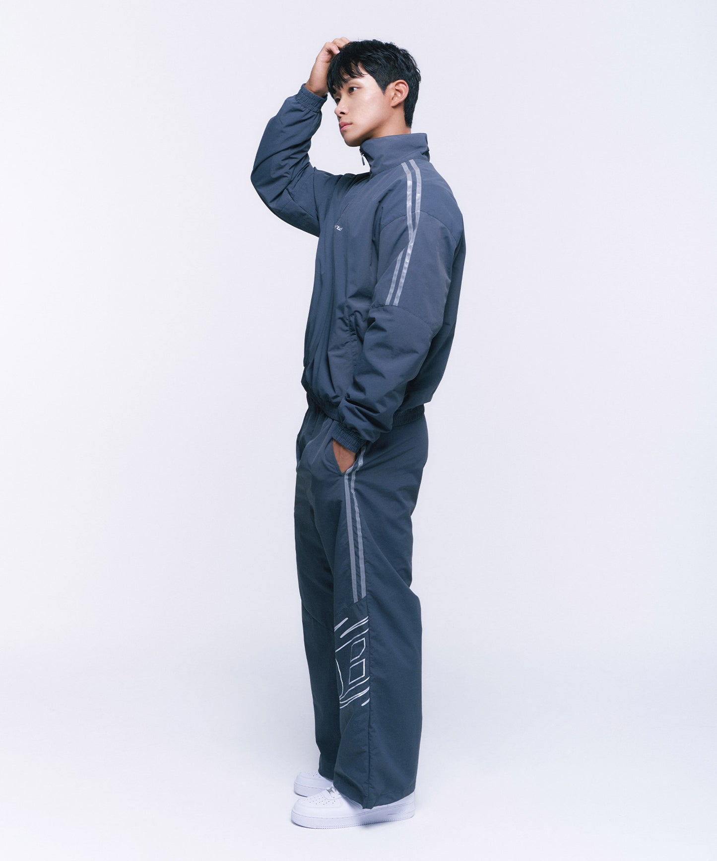 REFLECTIVE LINE BIG SYMBOL WIDE PANTS [CHARCOAL]