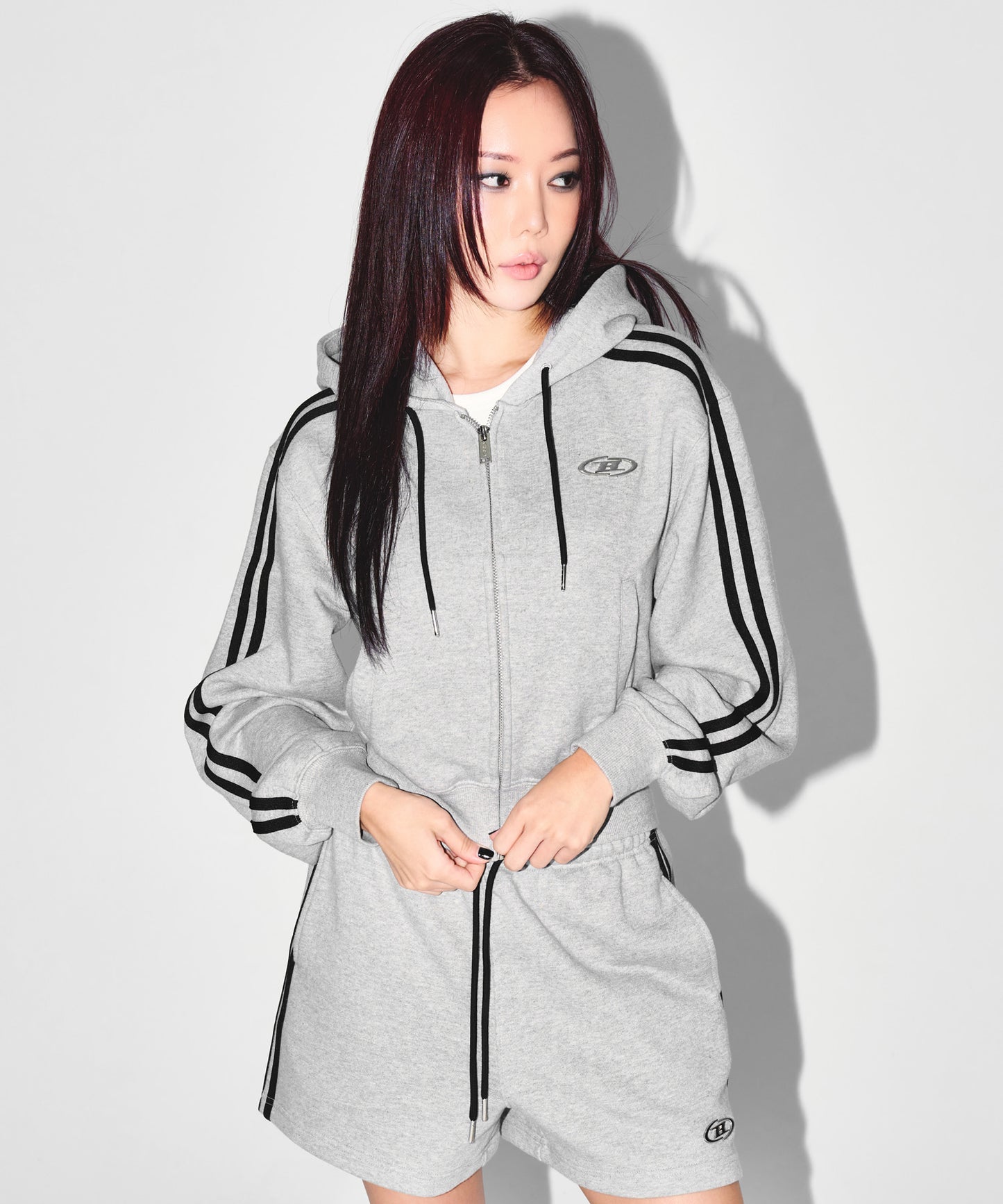 W CHROME B TRACK LINE CROP HOODIE ZIP-UP [MELANGE GREY]