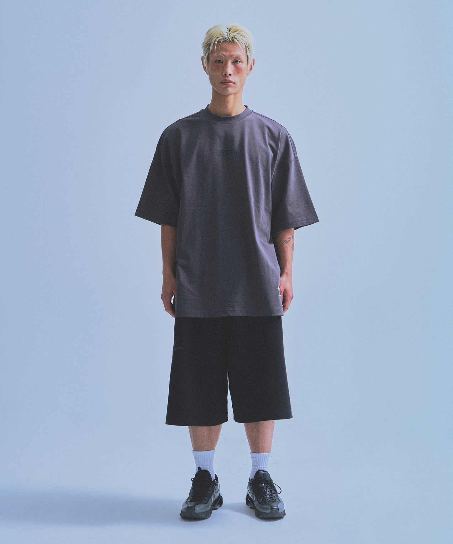 85 BACK LOGO EXTRA FIT T-SHIRTS [CHARCOAL]