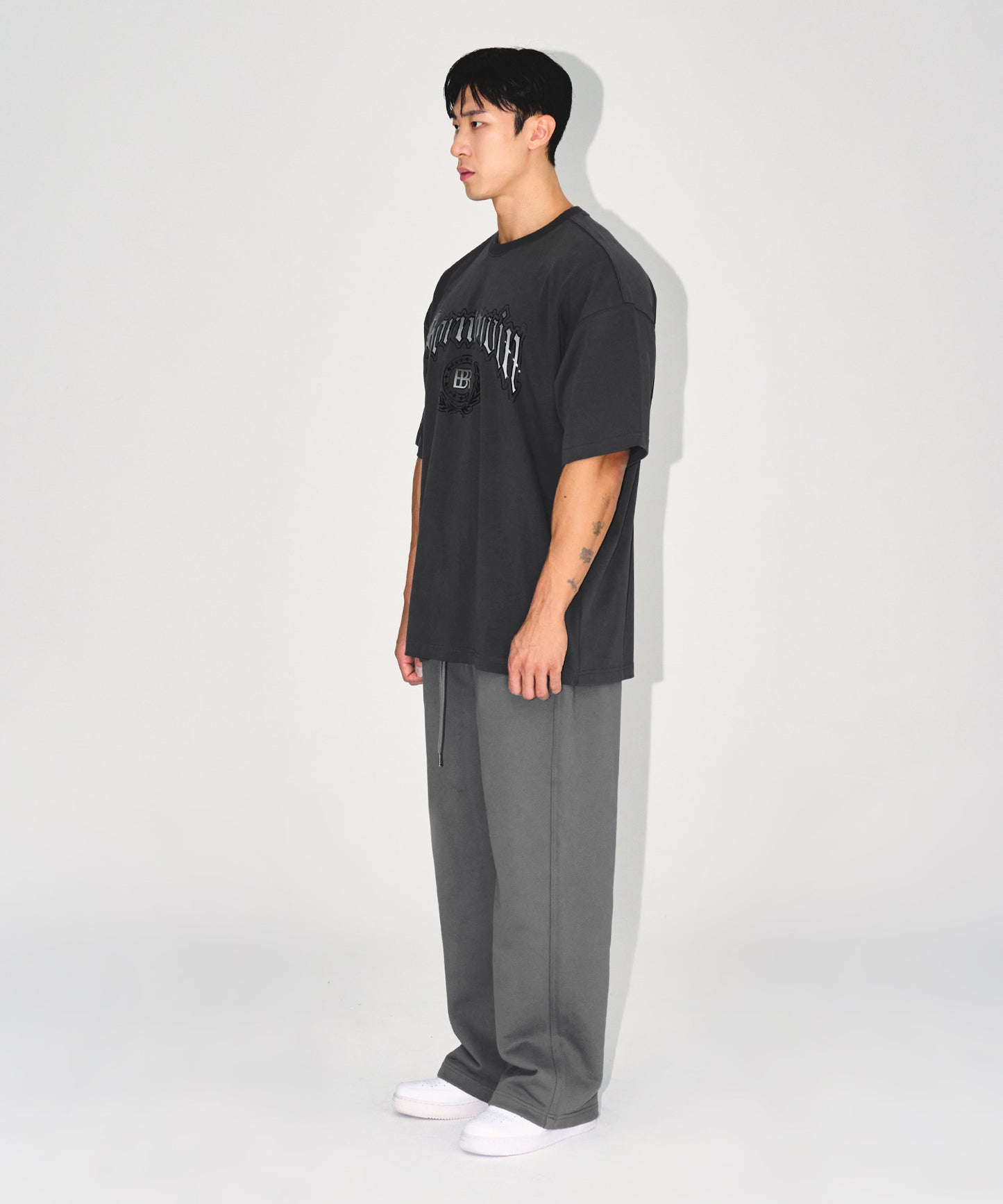 EMBLEM LOGO SEMI OVER FIT T-SHIRTS [CHARCOAL]