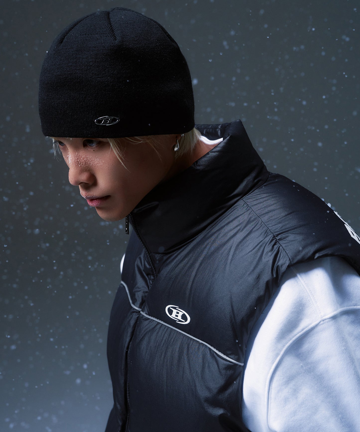 SYMBOL B PUFFER DOWN VEST [BLACK]