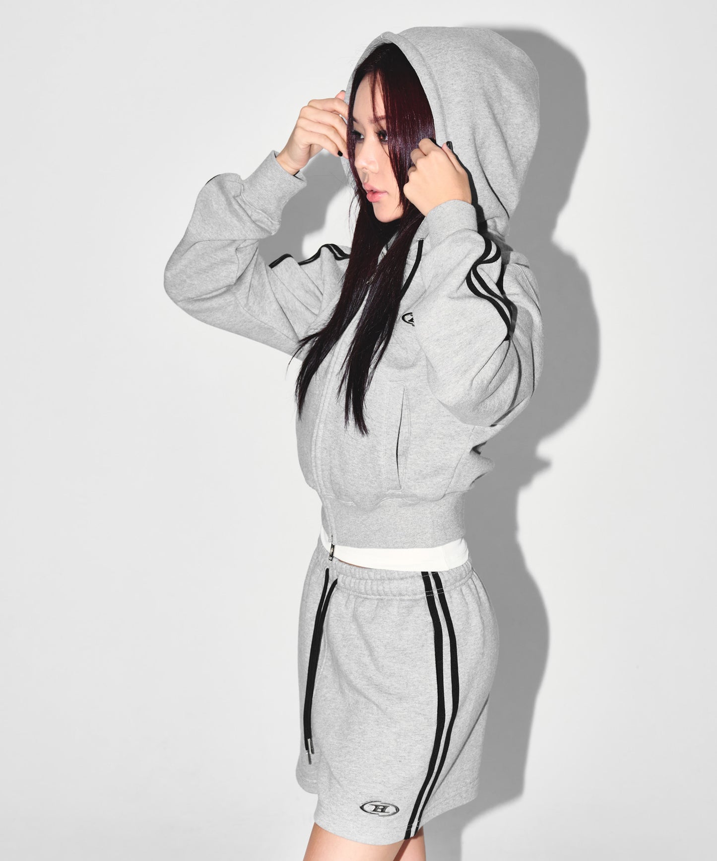 W CHROME B TRACK LINE CROP HOODIE ZIP-UP [MELANGE GREY]