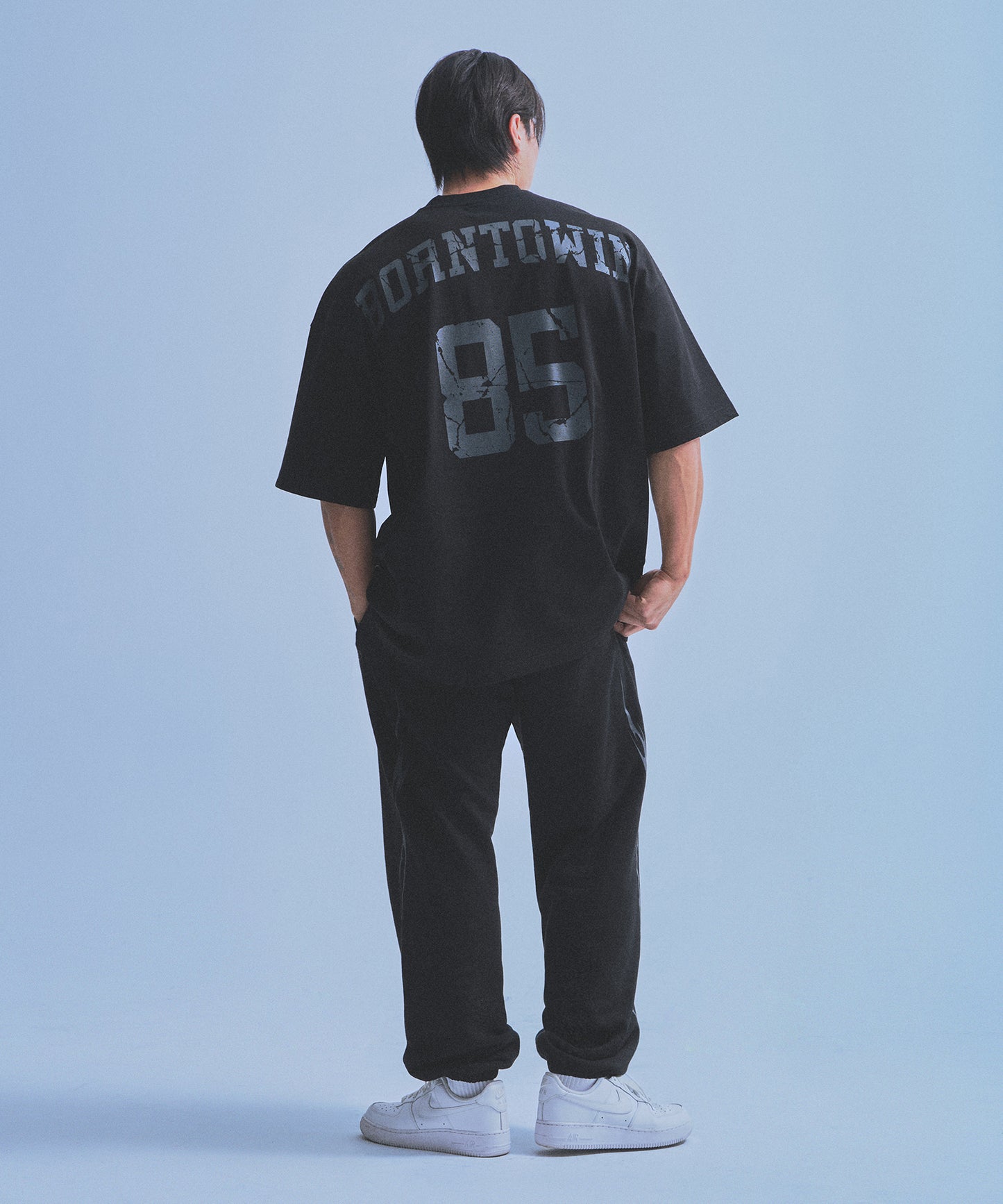 85 BACK LOGO EXTRA FIT T-SHIRTS [BLACK]