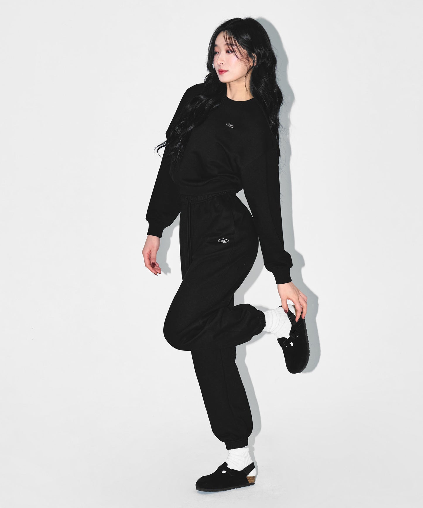 W SILVER B CROP SWEATSHIRTS [BLACK]