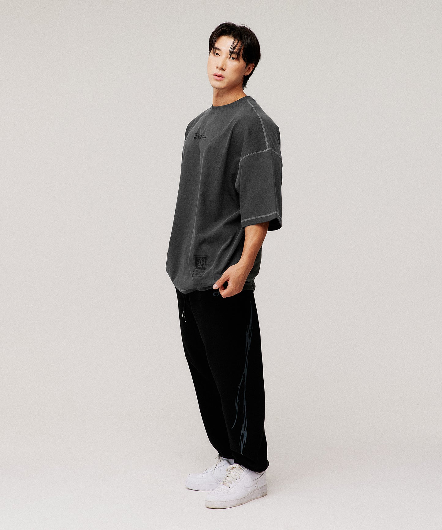 PIGMENT CRACK LETTER EXTRA FIT T-SHIRTS [BLACK]