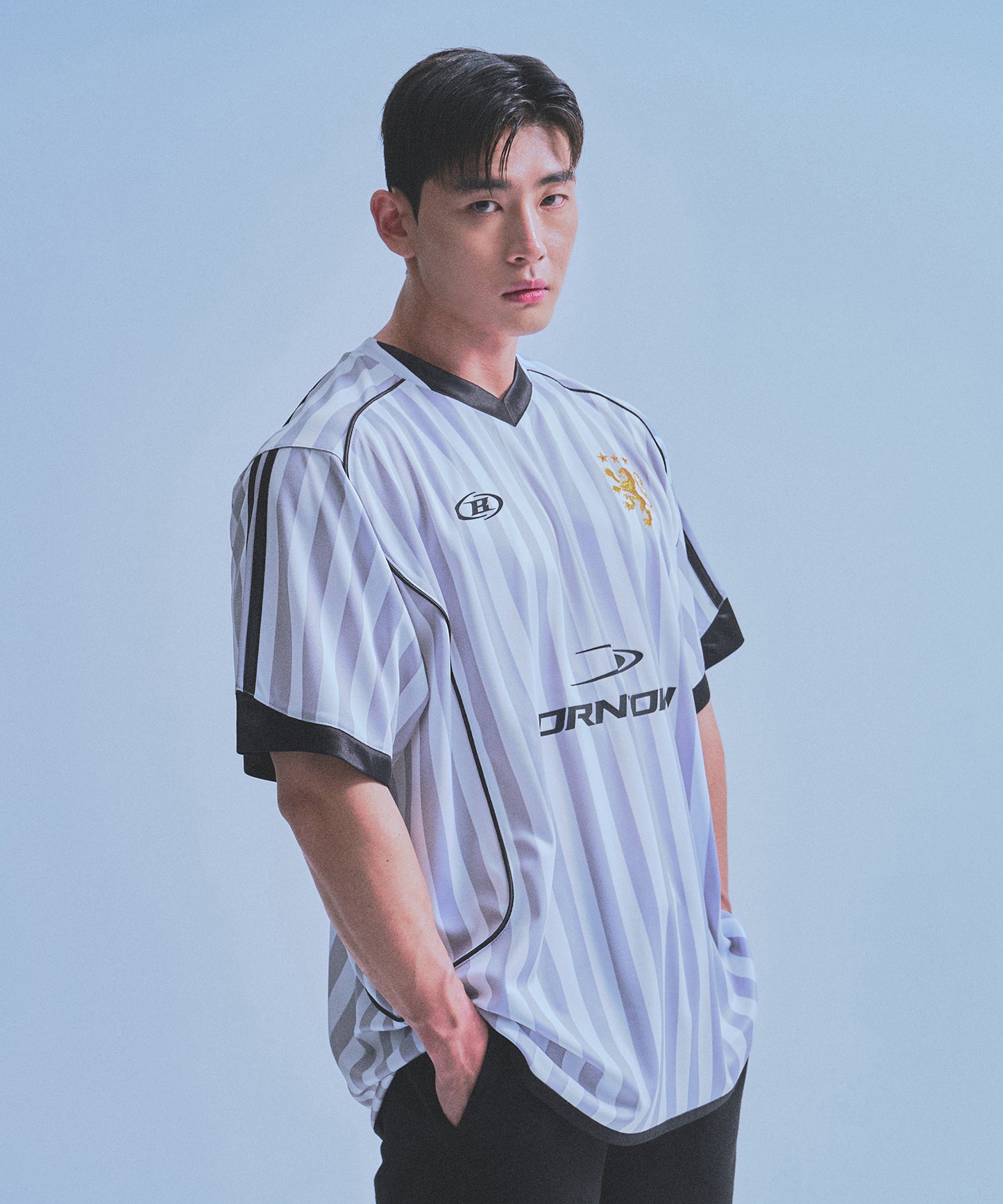 SYMBOL B SOCCER STRIPE JERSEY [WHITE]