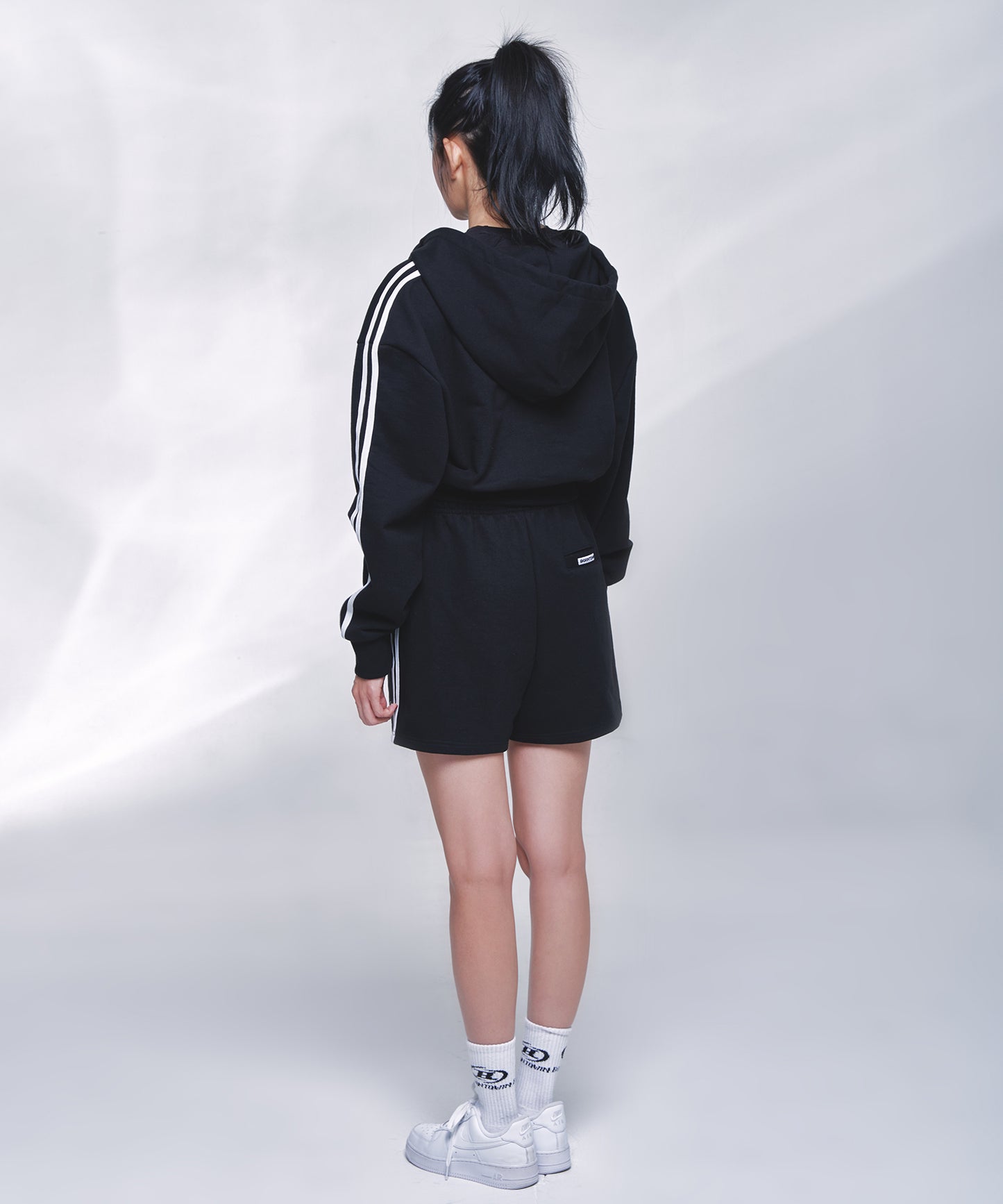 TRACK LINE B LOGO CROP ZIP-UP HOODIE [BLACK]