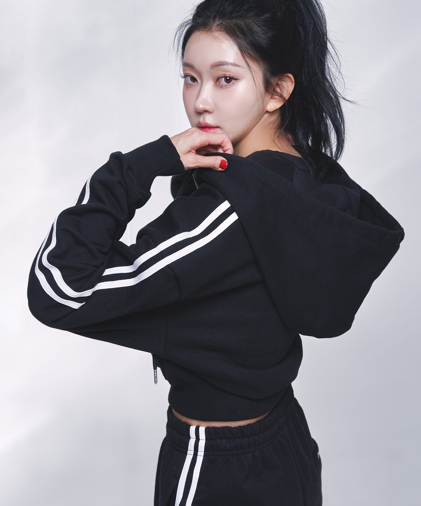 TRACK LINE B LOGO CROP ZIP-UP HOODIE [BLACK]