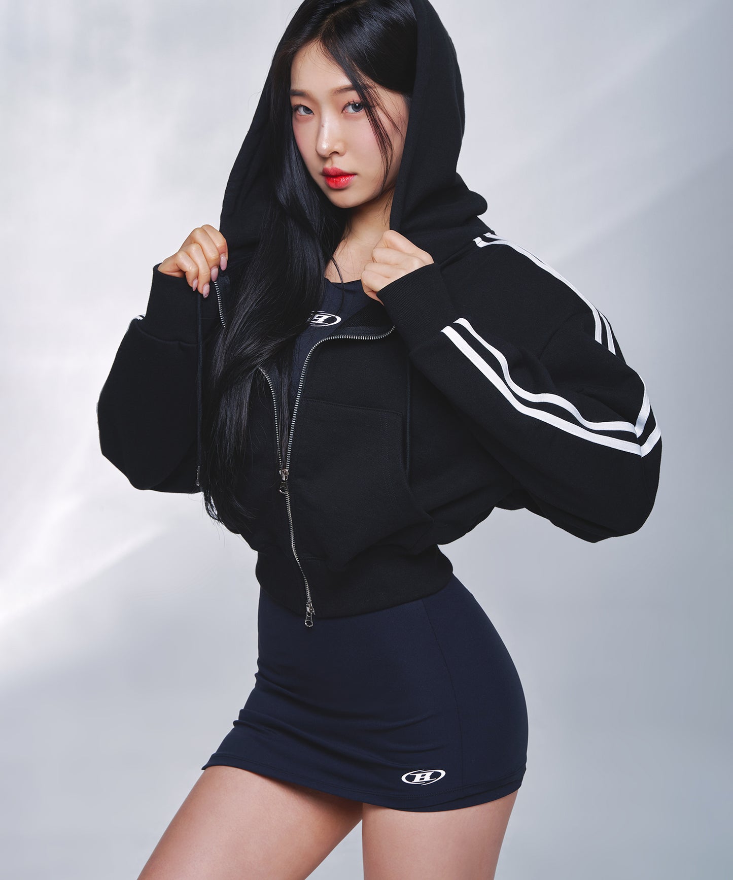 TRACK LINE B LOGO CROP ZIP-UP HOODIE [BLACK]