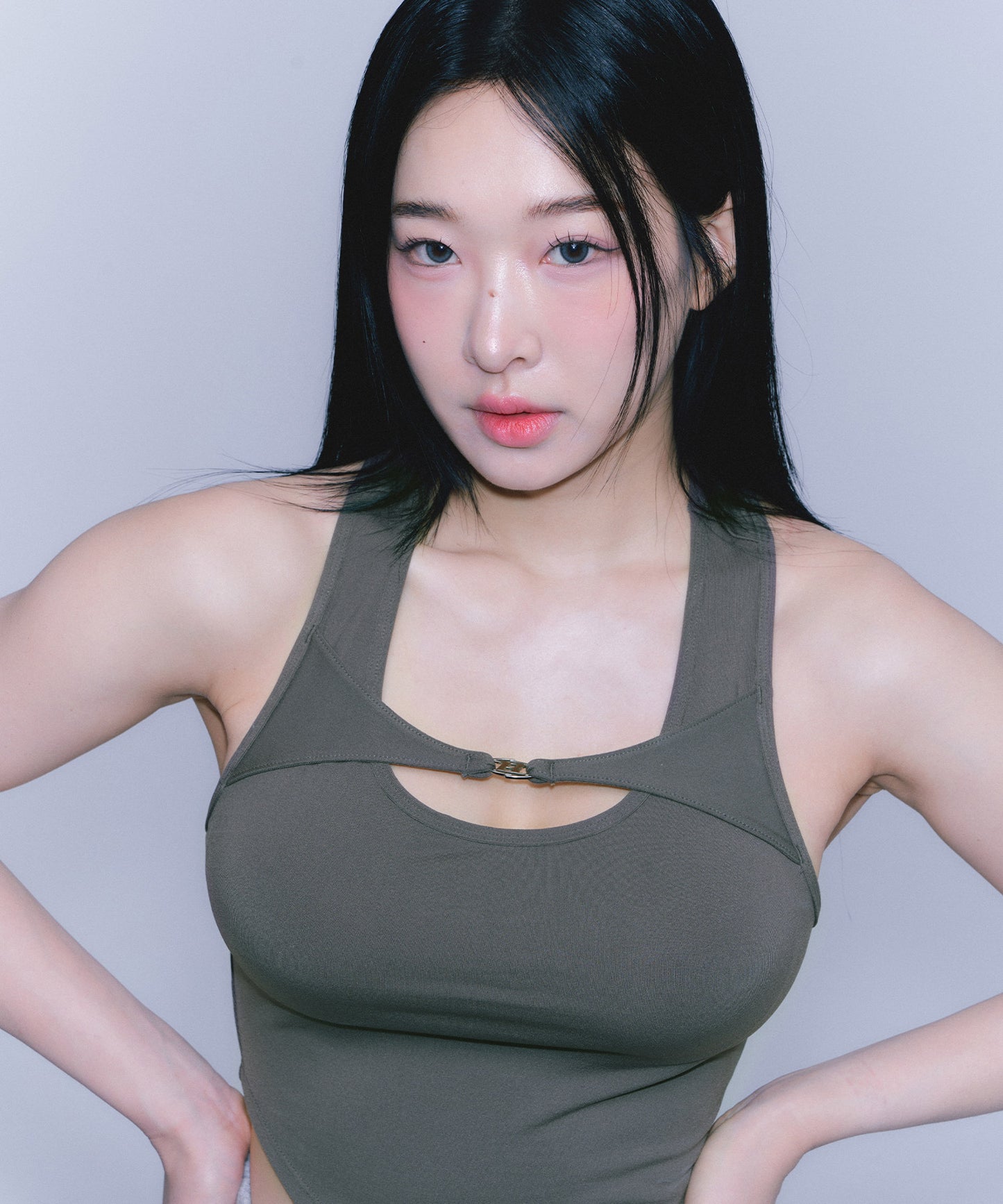 B BUCKLE CUT-OUT CROP SLEEVELESS [KHAKI]