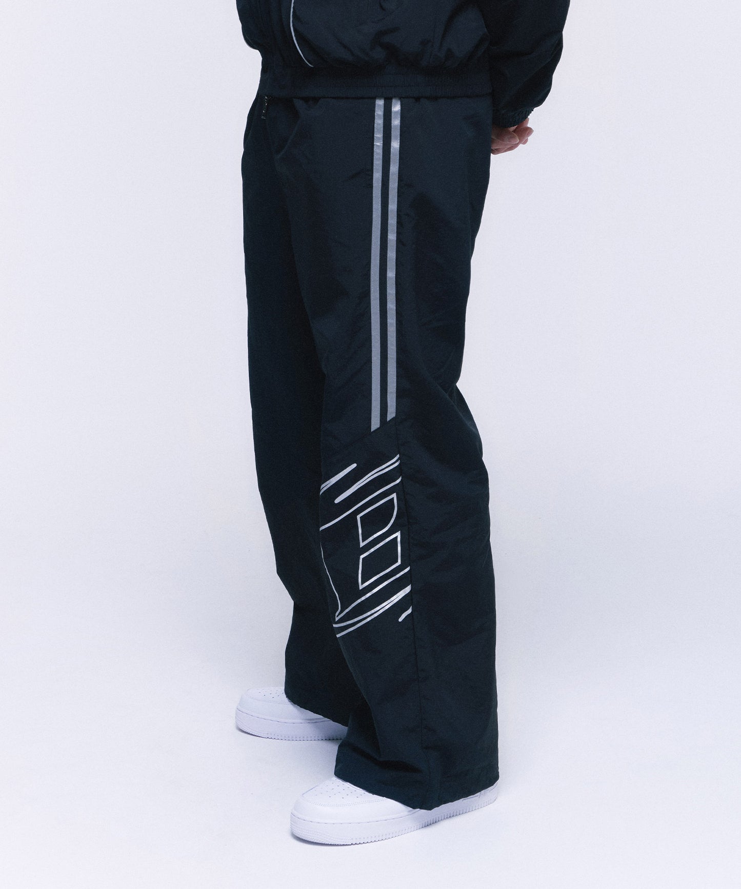 REFLECTIVE LINE BIG SYMBOL WIDE PANTS [BLACK]