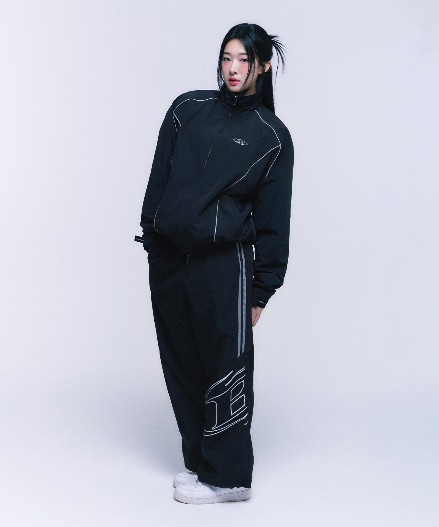 REFLECTIVE LINE BIG SYMBOL WIDE PANTS [BLACK]