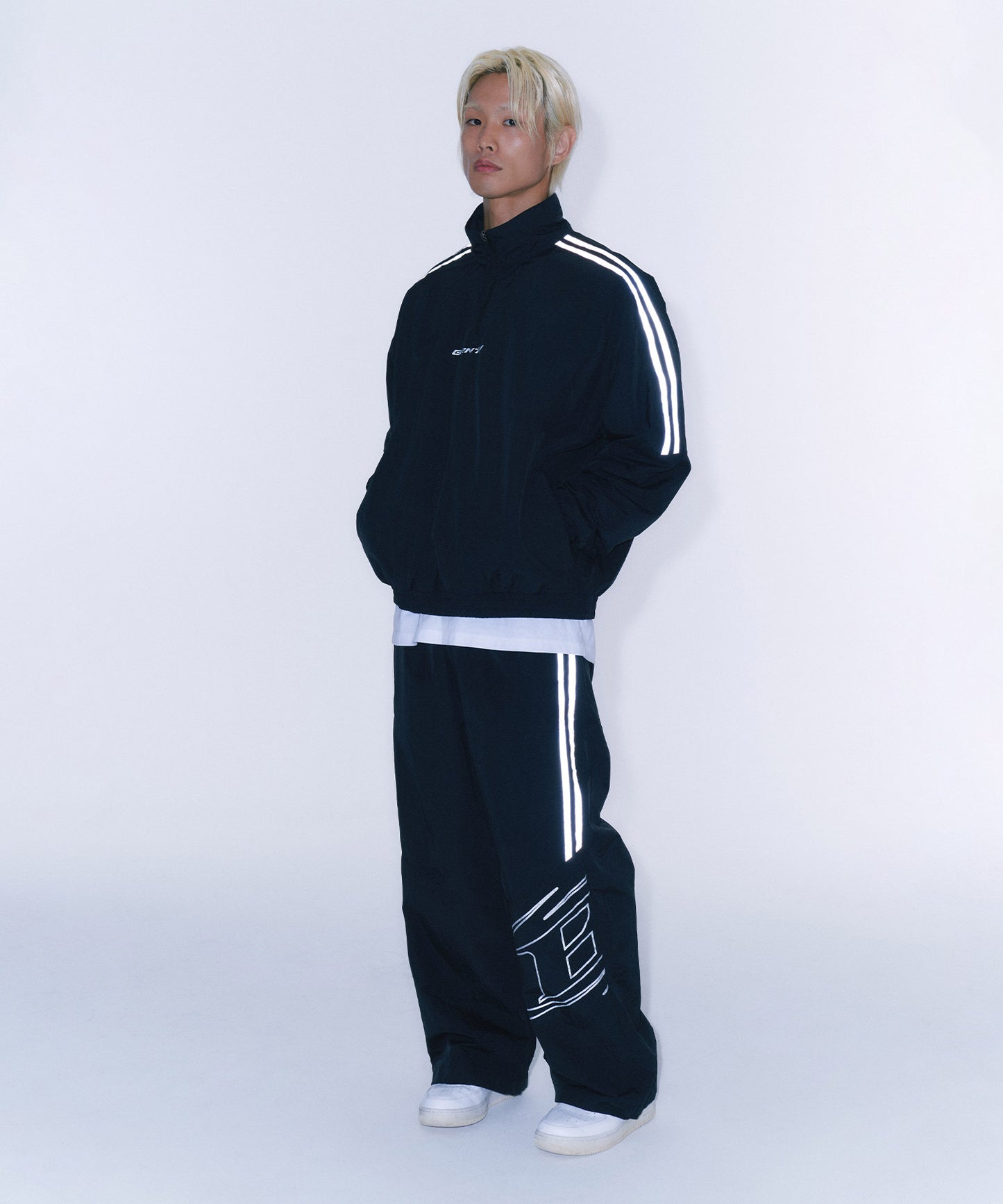 REFLECTIVE LINE BIG SYMBOL WIDE PANTS [BLACK]