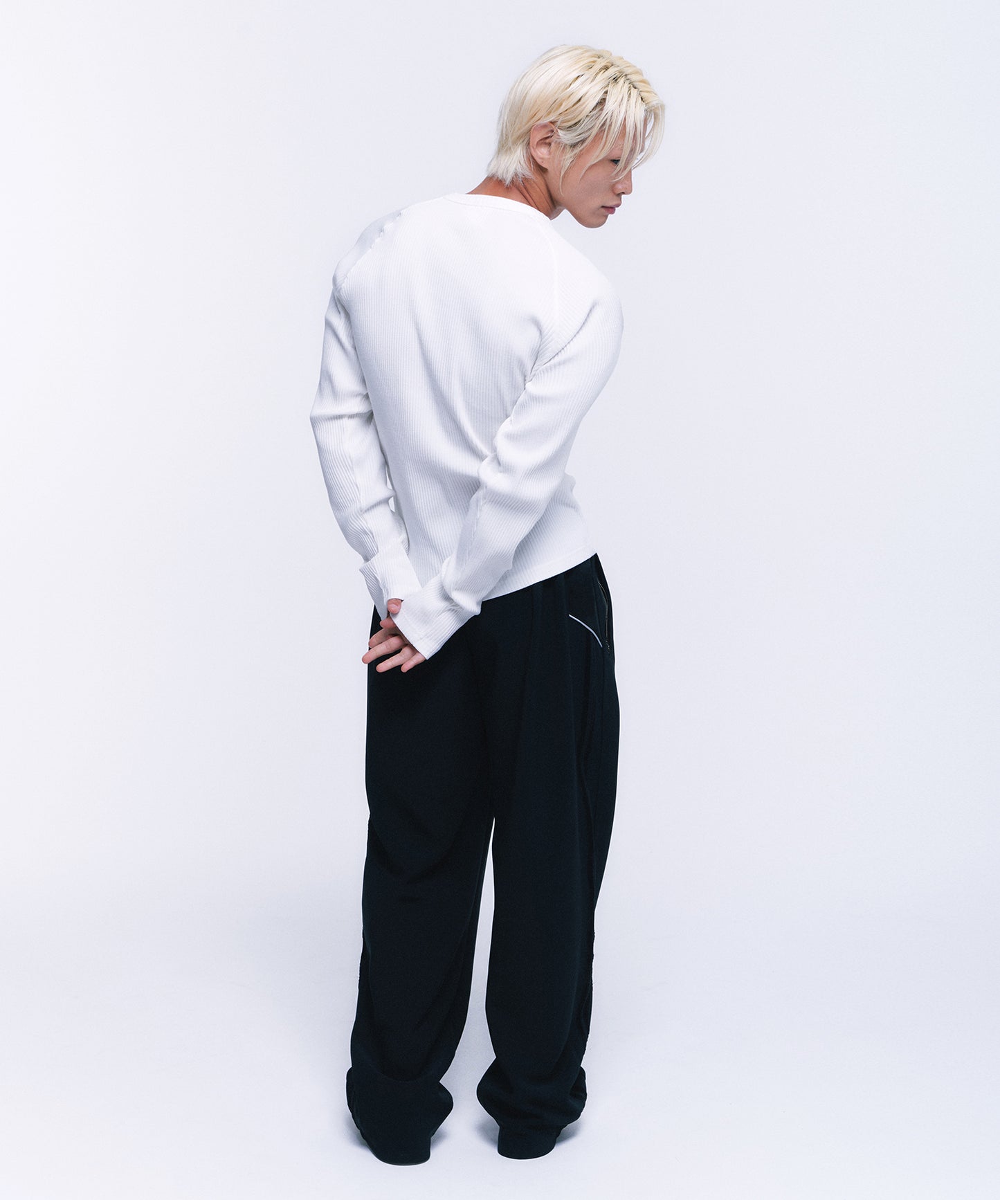 B PENDANT RIBBED LONGSLEEVE [WHITE]