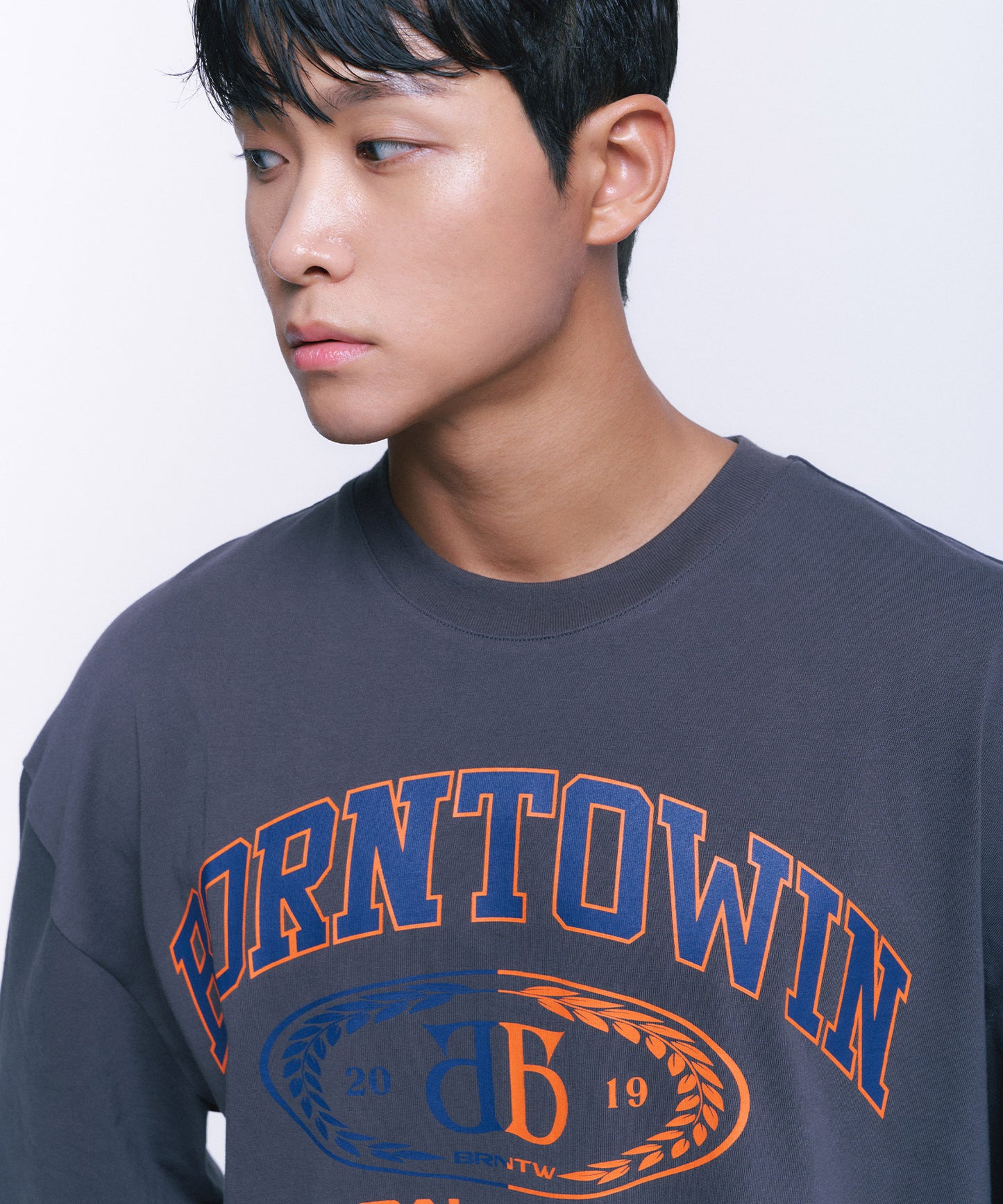 DOUBLE B EMBLEM OVER FIT T-SHIRTS [CHARCOAL]