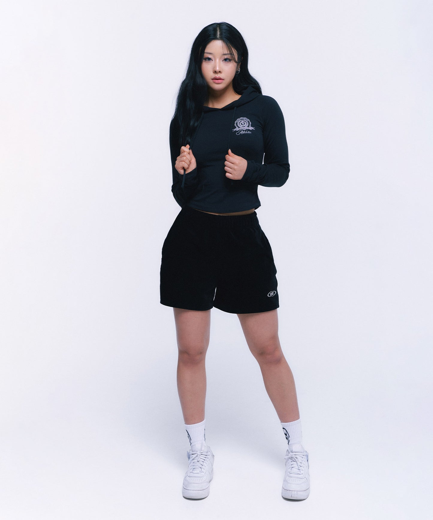 ATHLETIC EMBLEM SLIM HOODIE [BLACK]