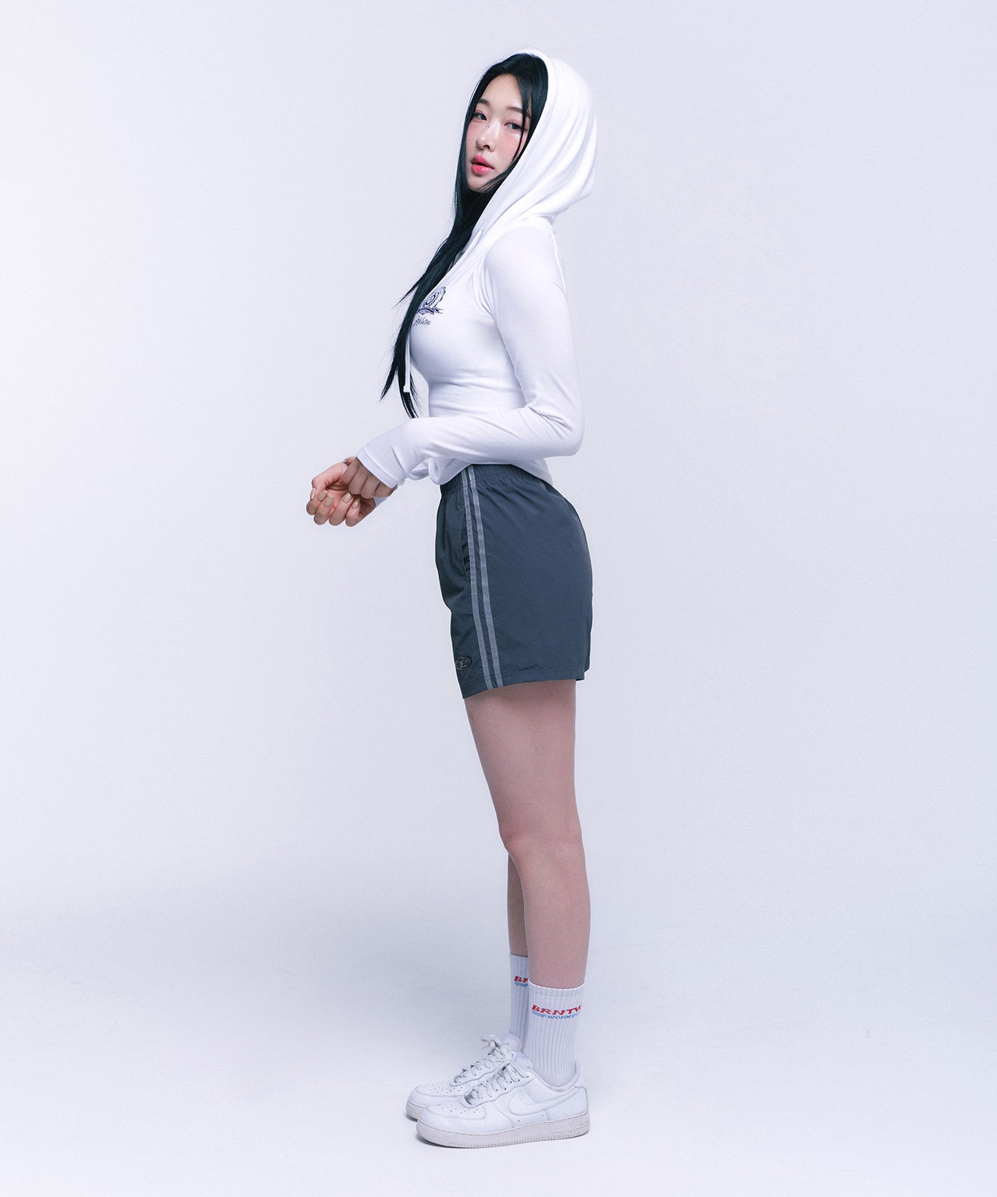 ATHLETIC EMBLEM SLIM HOODIE [WHITE]