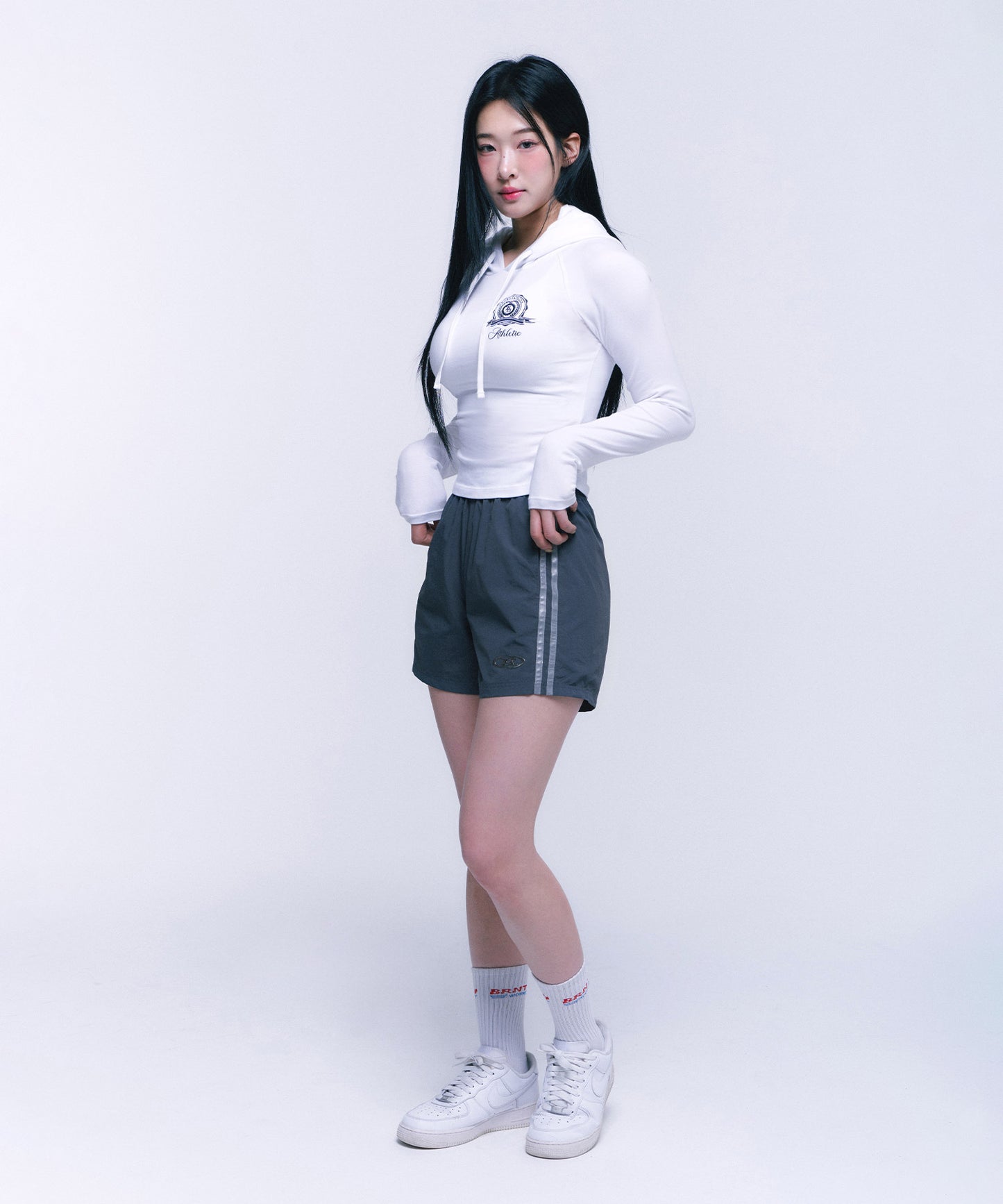 ATHLETIC EMBLEM SLIM HOODIE [WHITE]