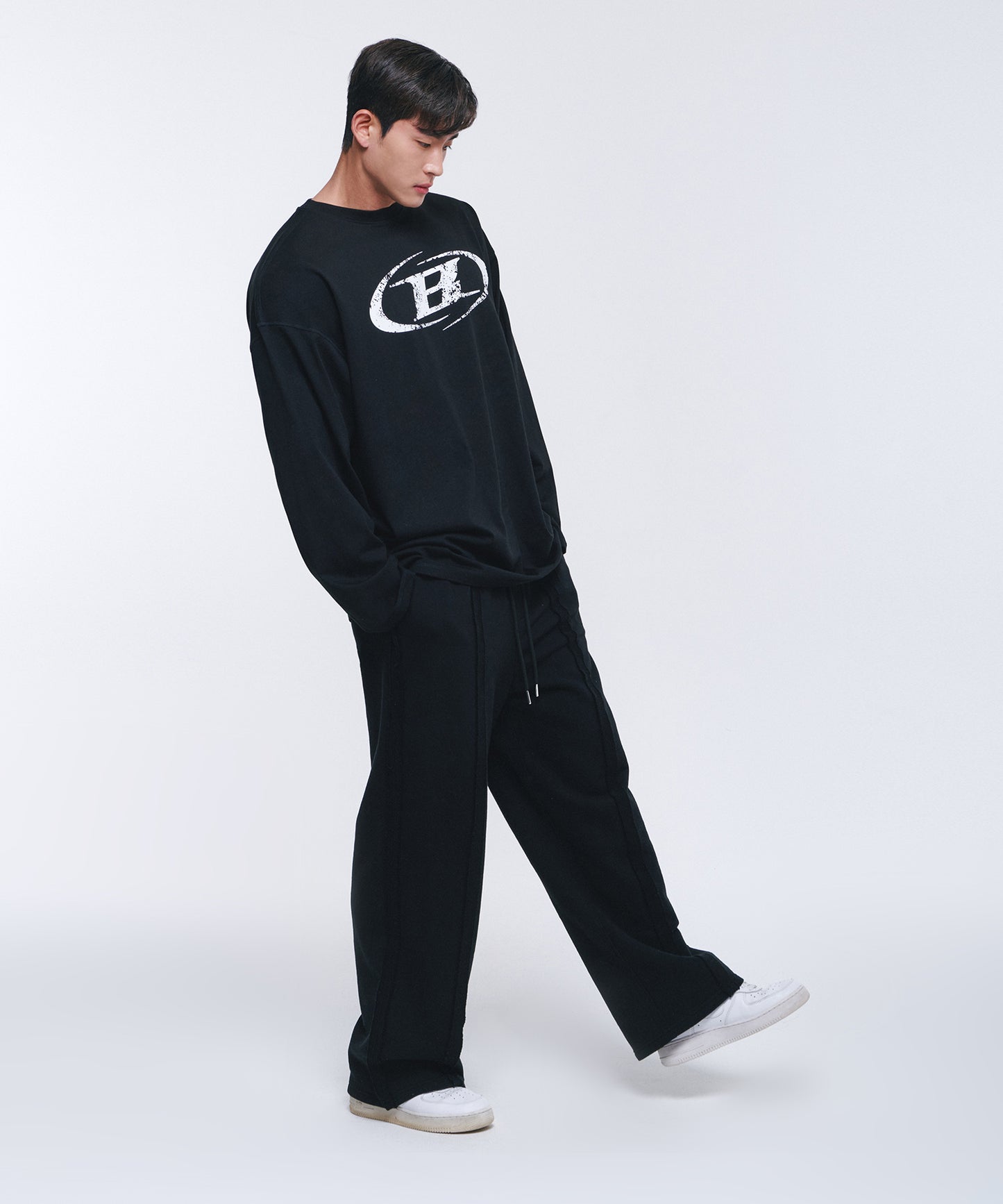 REVERSE OUT SEAM WIDE PANTS [BLACK]